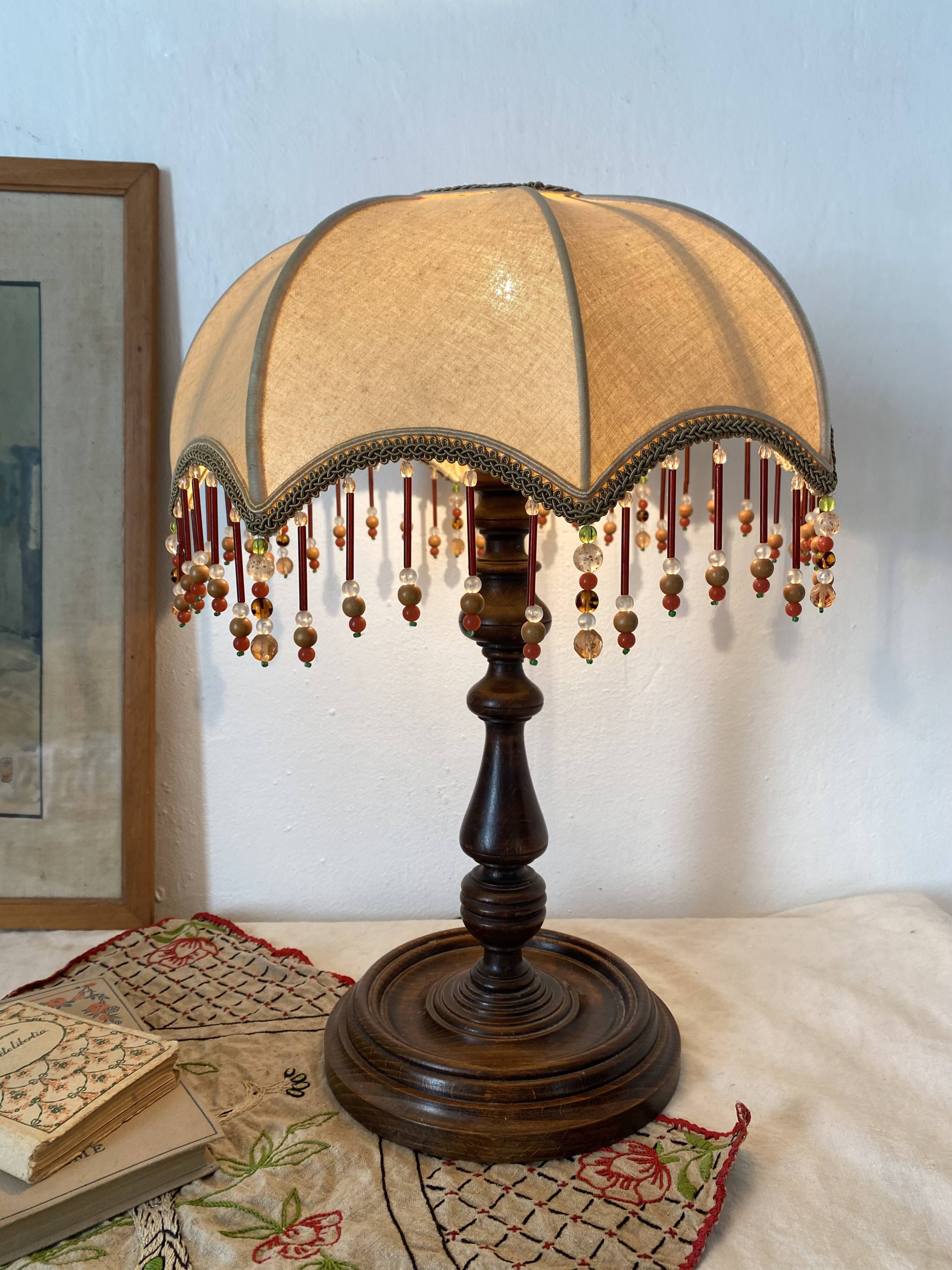 Lampe rétro bois tourné et perles 41 cm