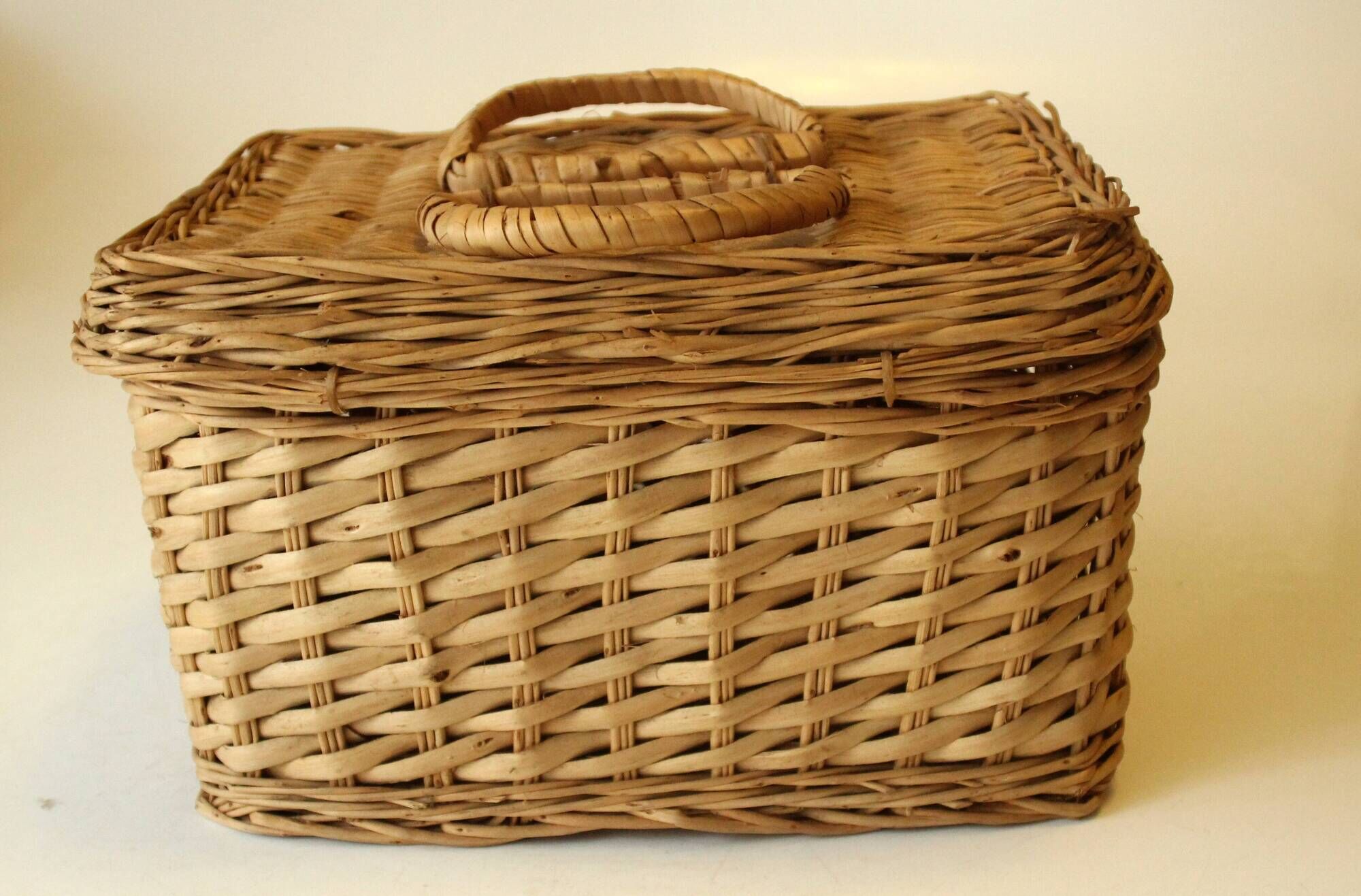 Braided rattan basket with lid, jewelry box, vintage from the 1970s