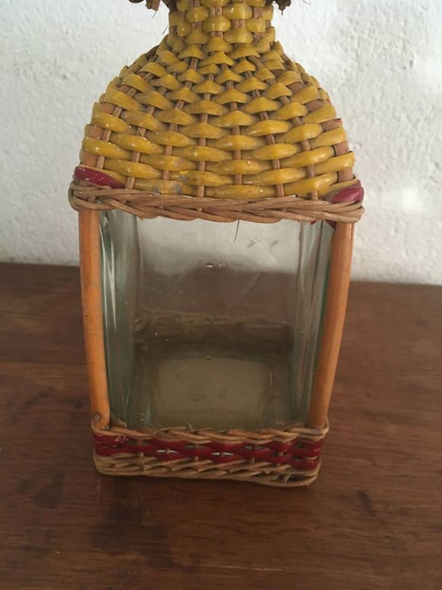 Bottle sheathed on the top and the low d wicker woven
