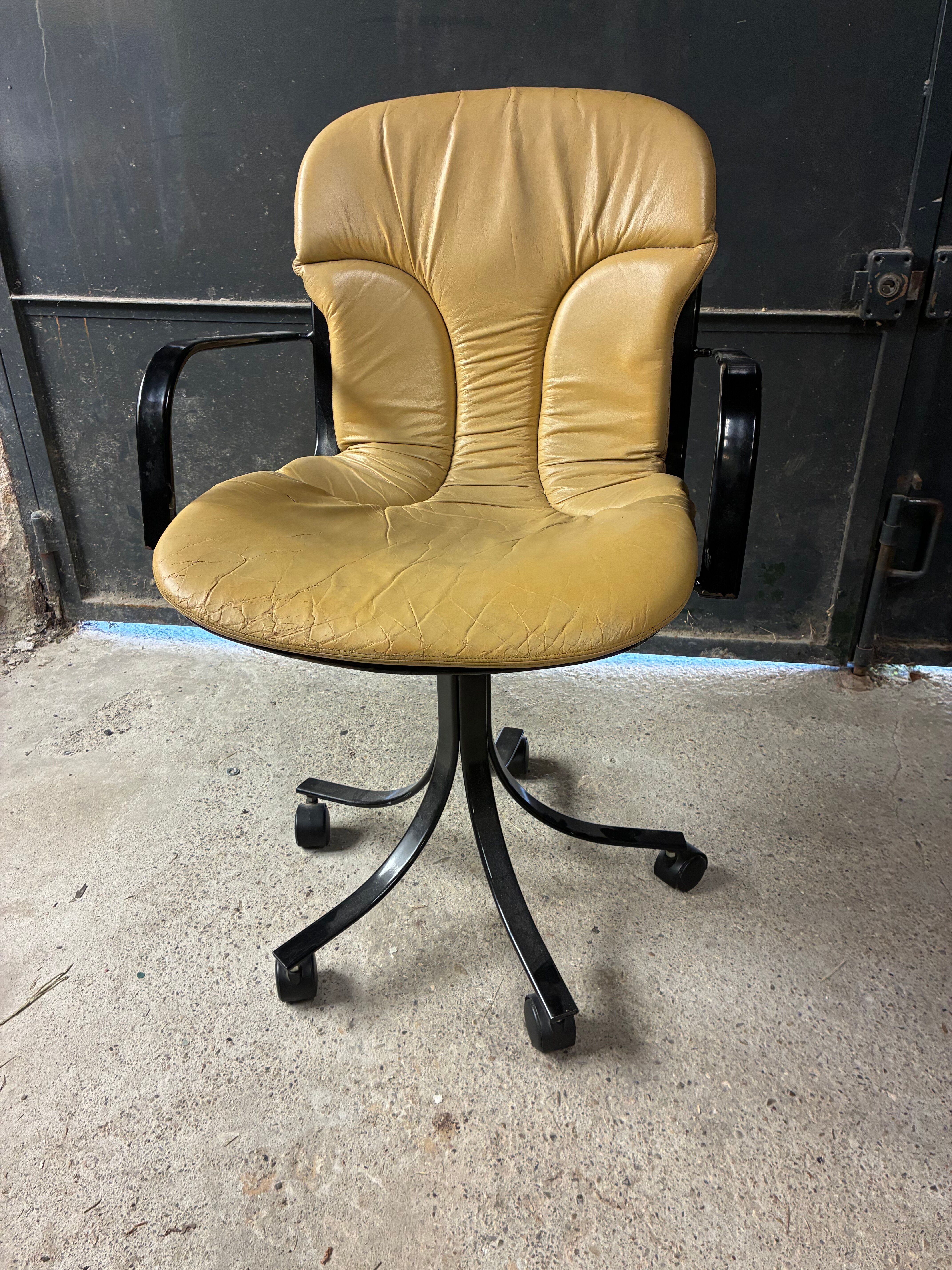 Vintage 70s Cidue P40 leather armchair