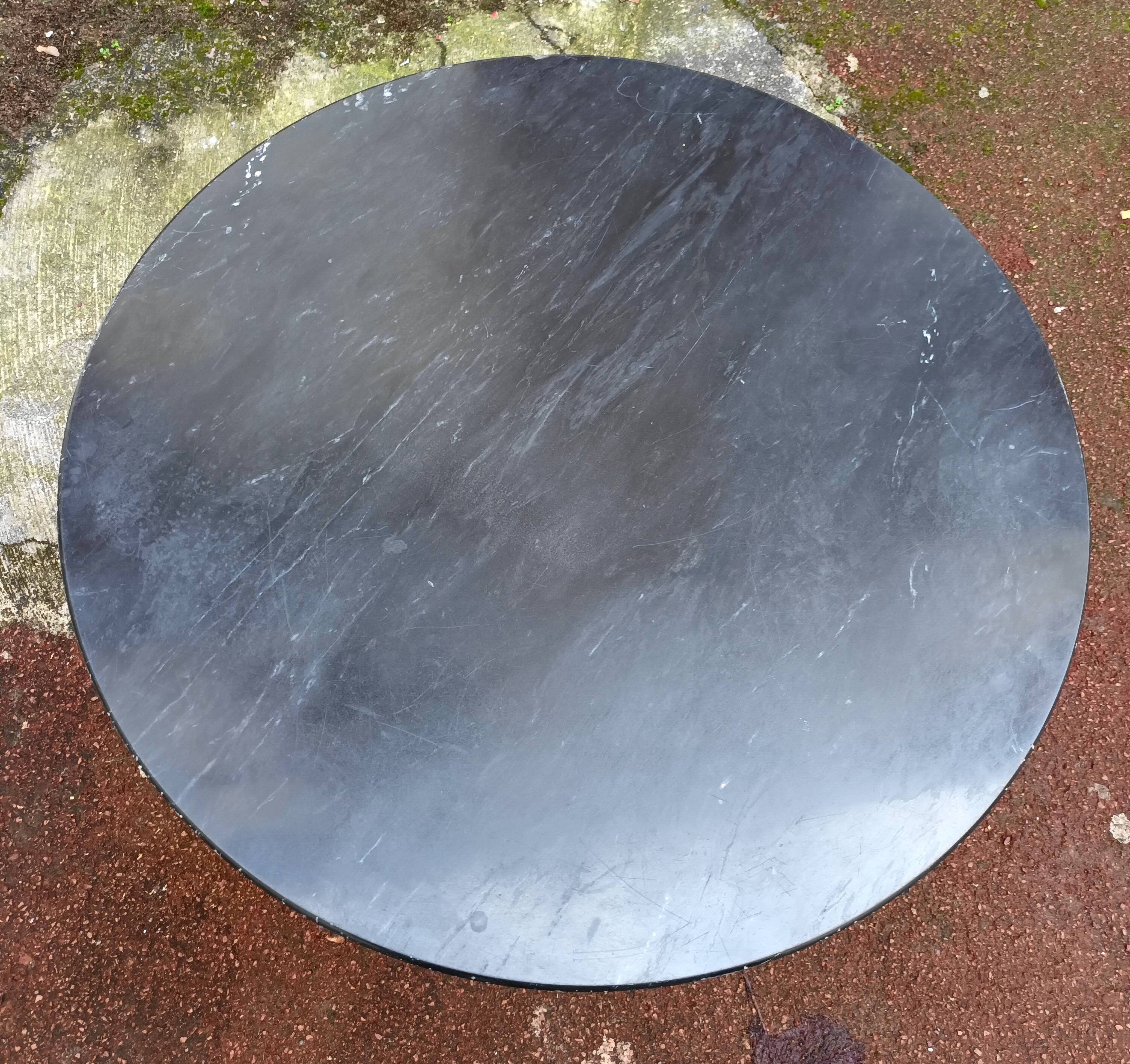 Round coffee table with tulip foot from the 70s