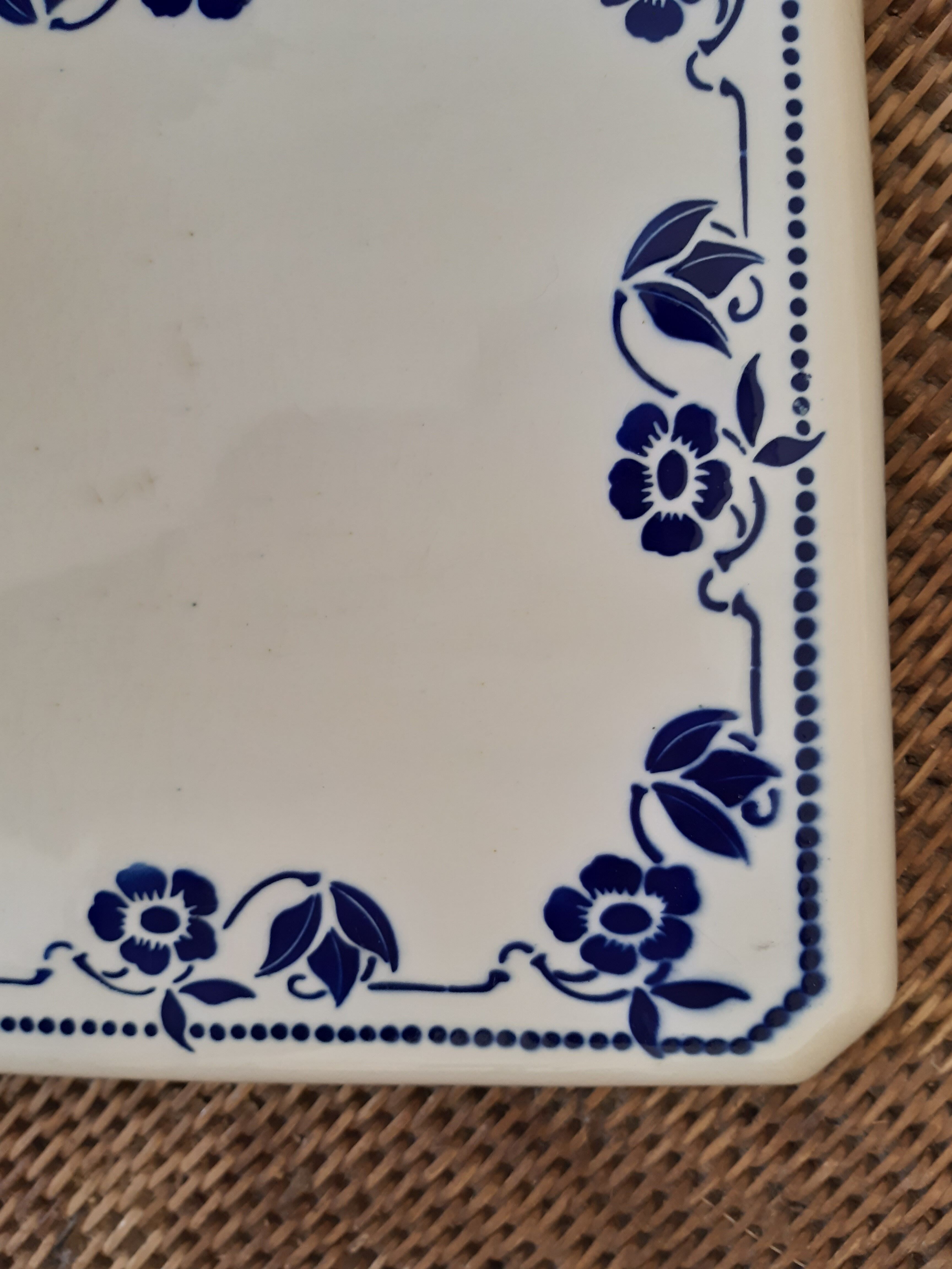 Under the plate of earthenware