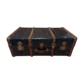 Malle noire ancienne en bois avec renforts