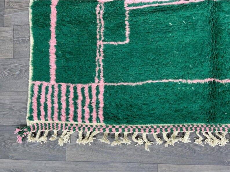 Hand-woven green wool rug, size 150 x 150 cm