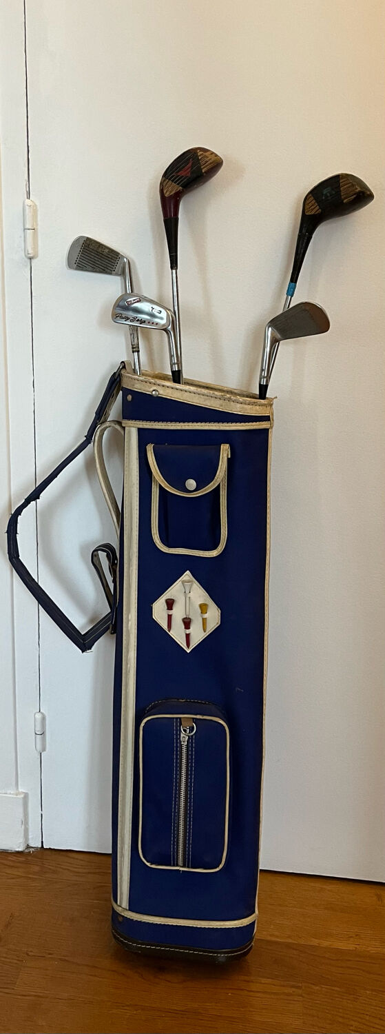 Golf bag filled with 5 vintage clubs