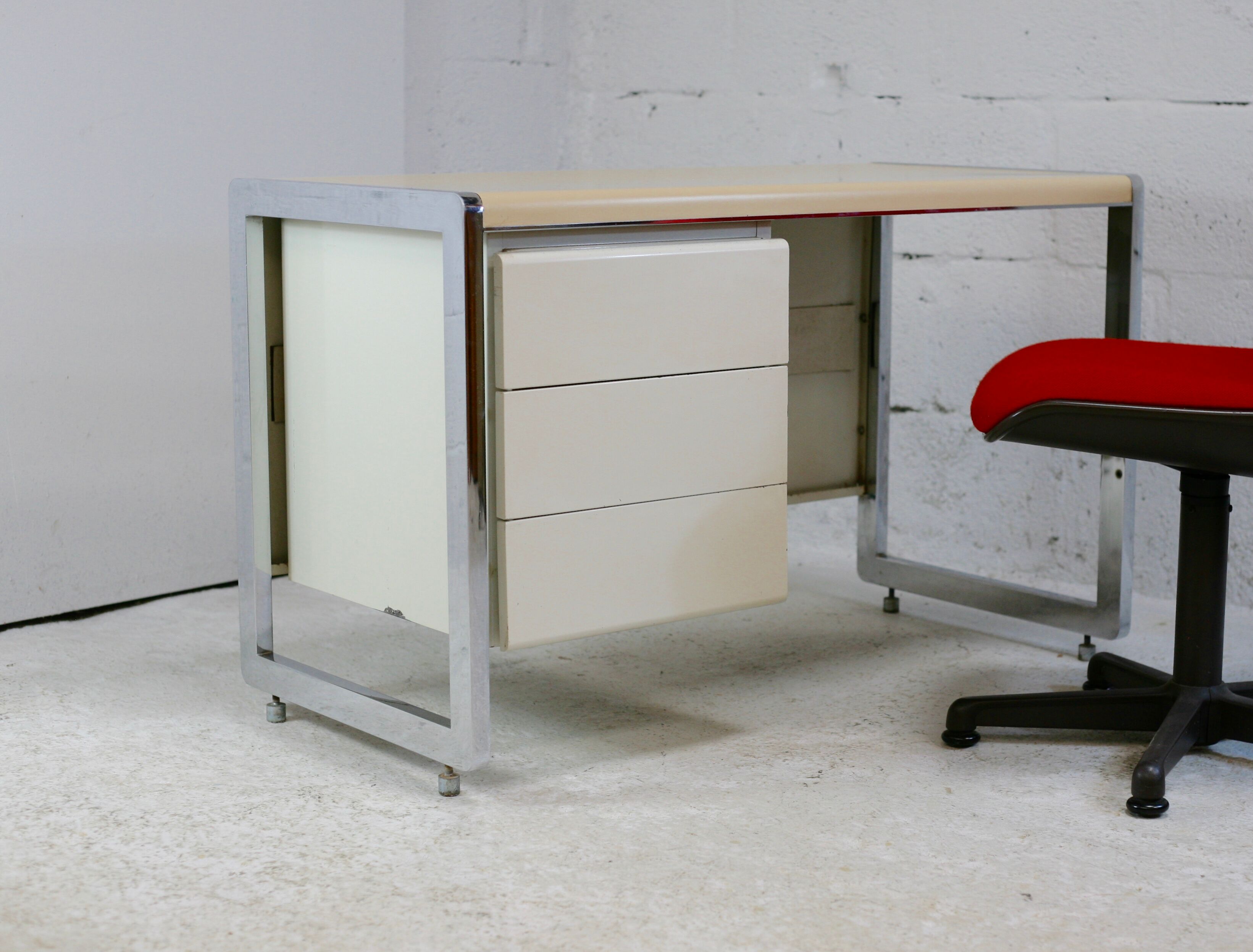 Bureau "space age". Acier laqué, acier chromé. France, circa 1970
