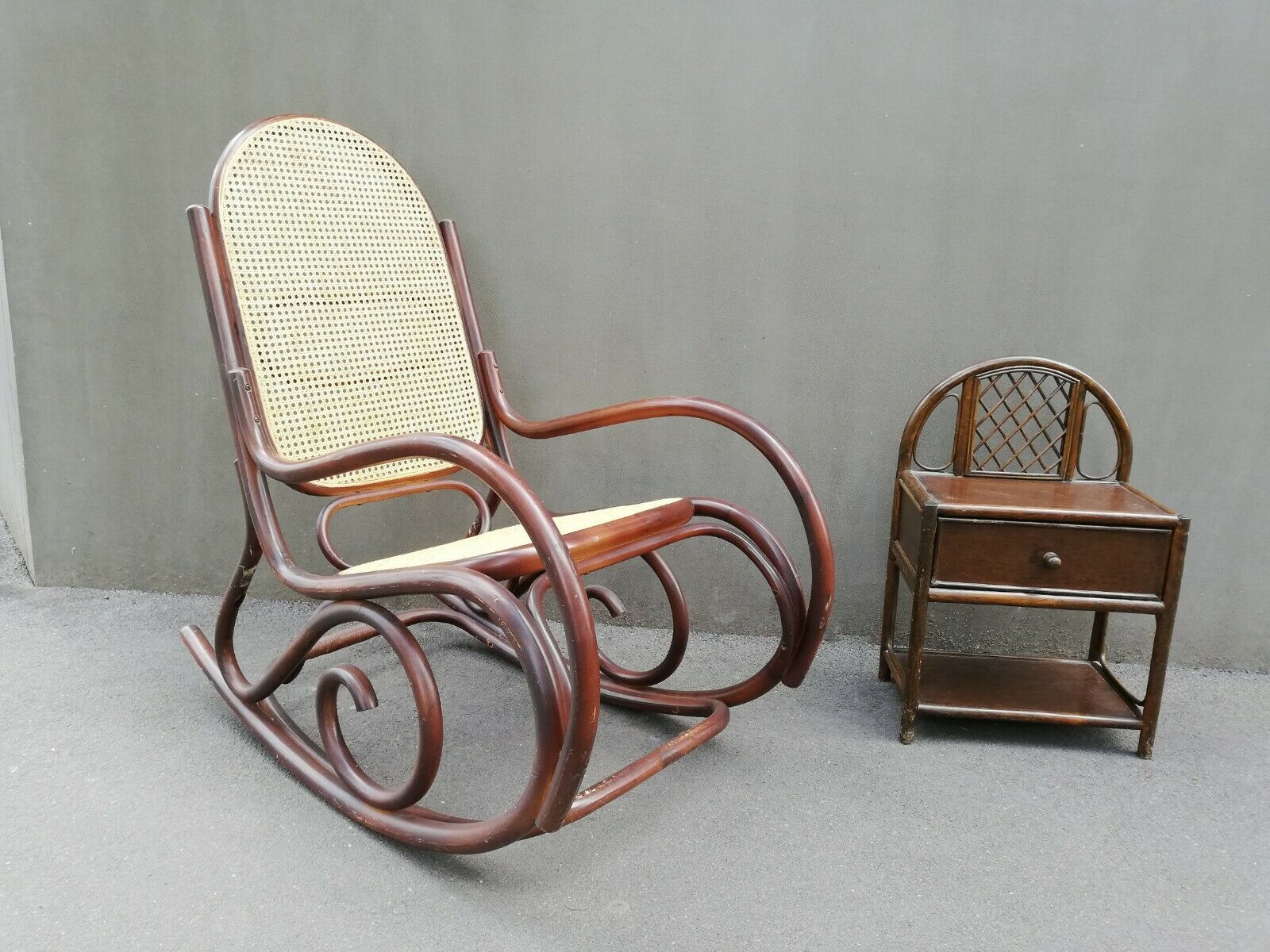 Rocking-chair in curved wood