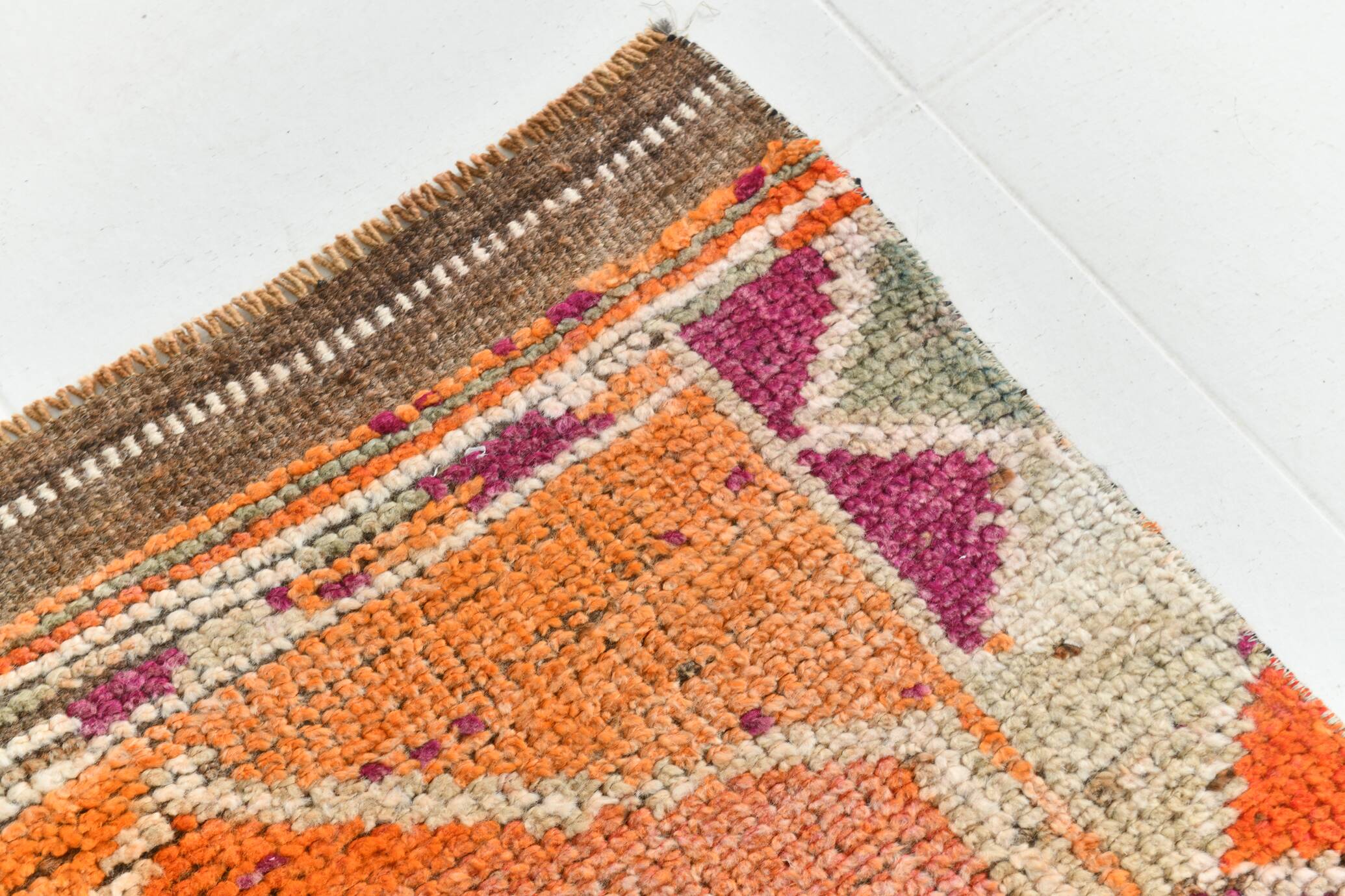 Tapis runner vintage berbère, motifs géométriques orange violet, 74x307Cm