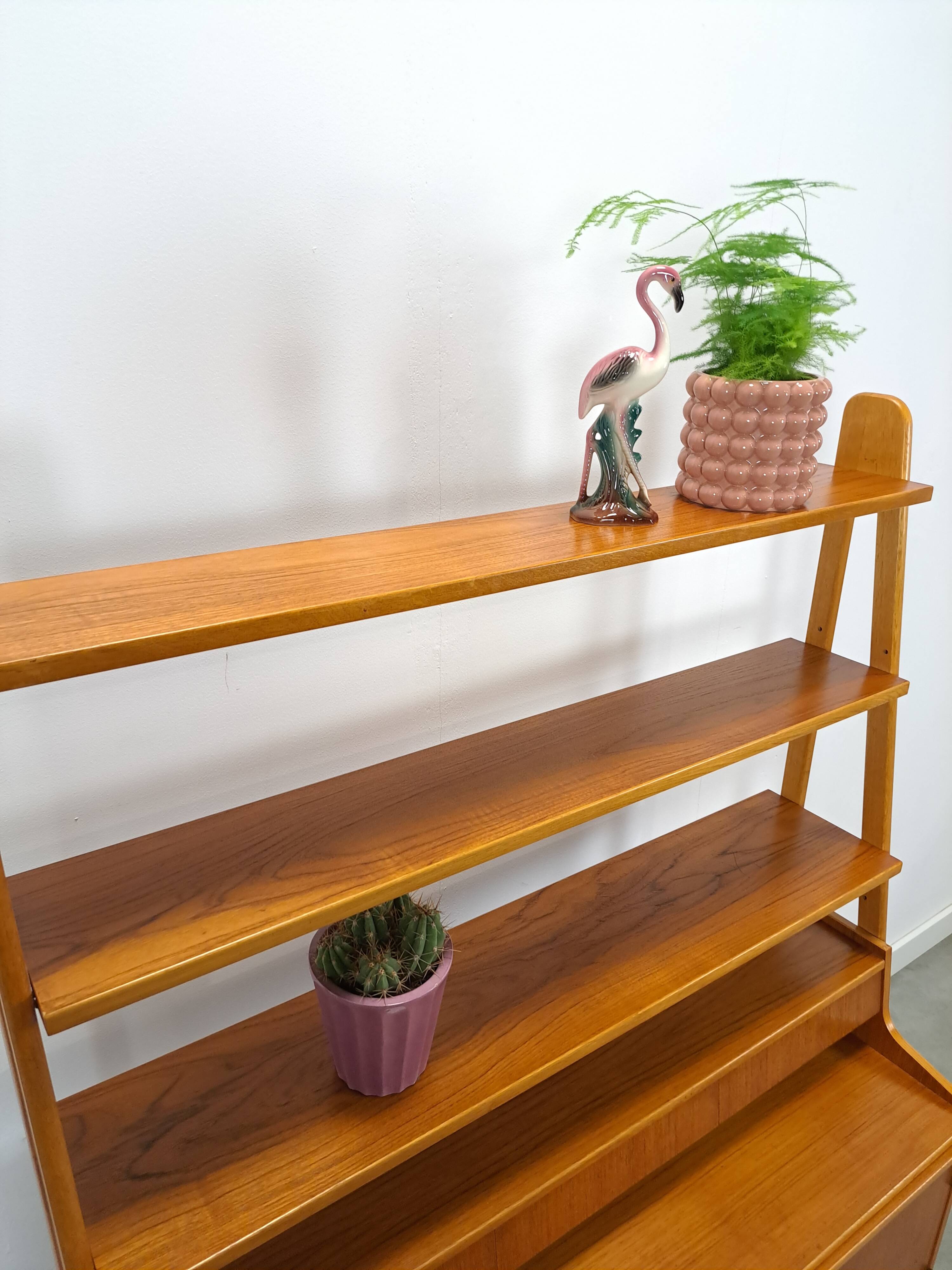 Teak fineer kast uit Zweden met lades, legplank en uitschuifbare plank