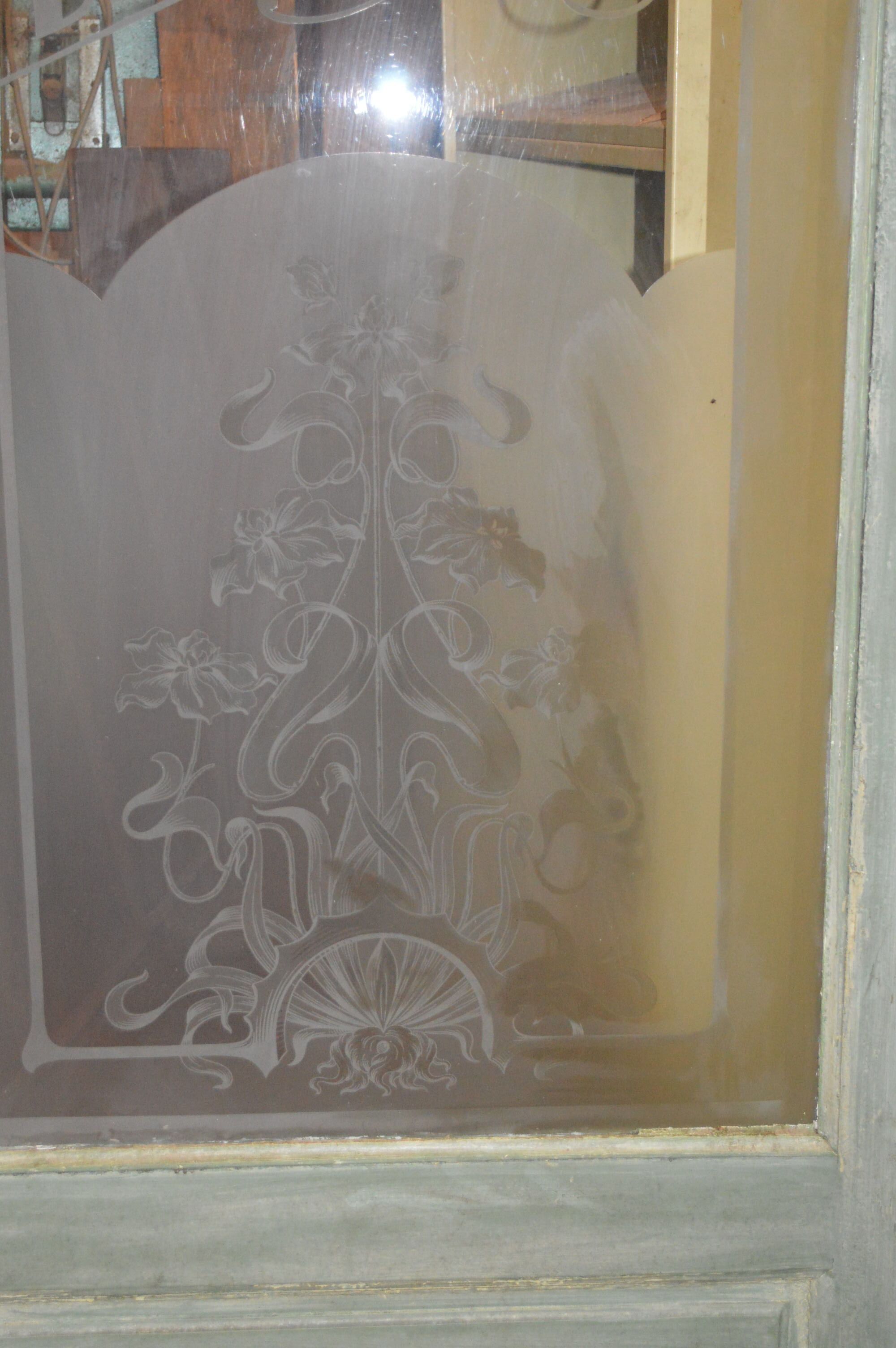 Porte avec un verre gravé "droguerie"
