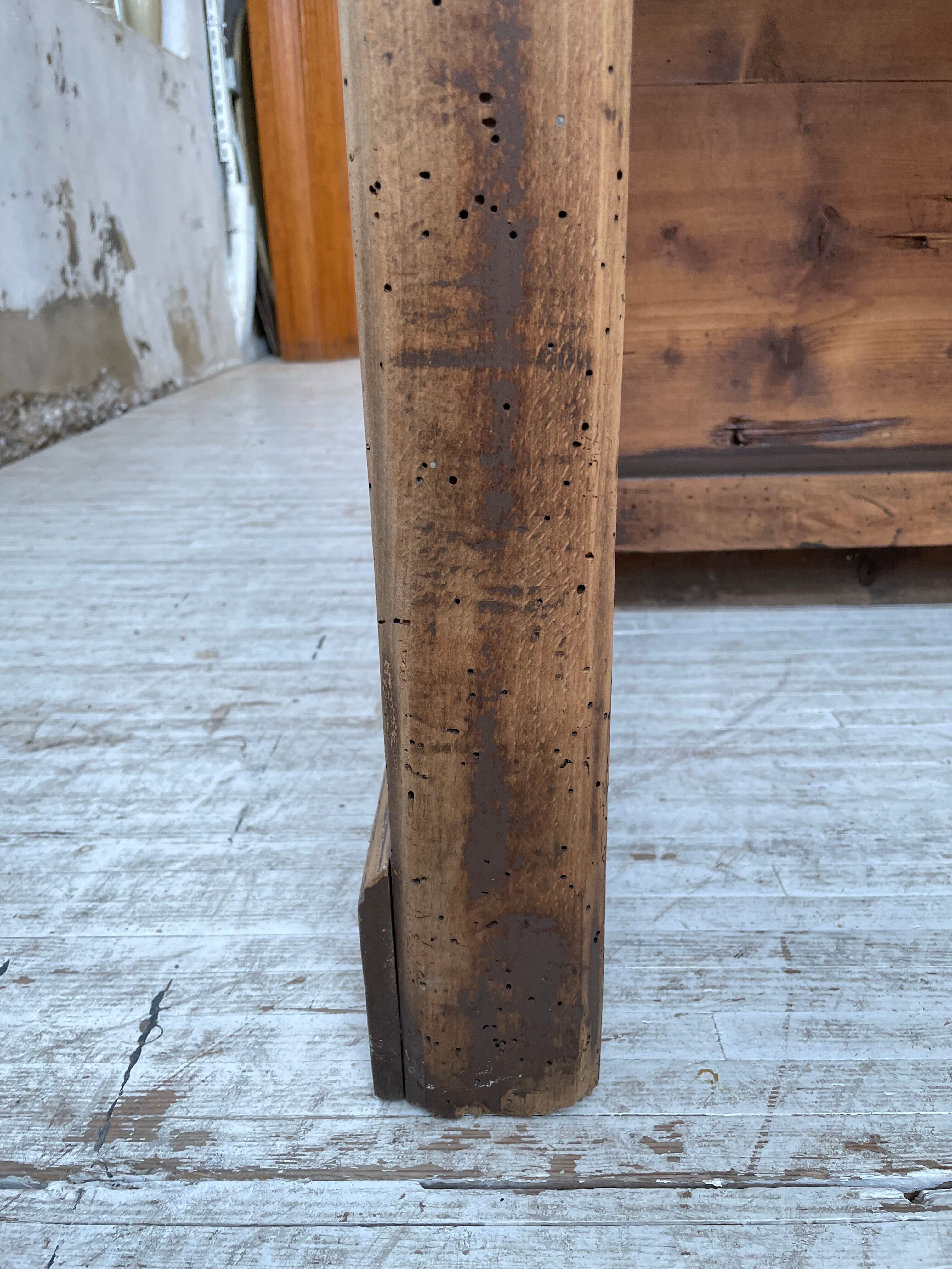 Trading counter central island pine