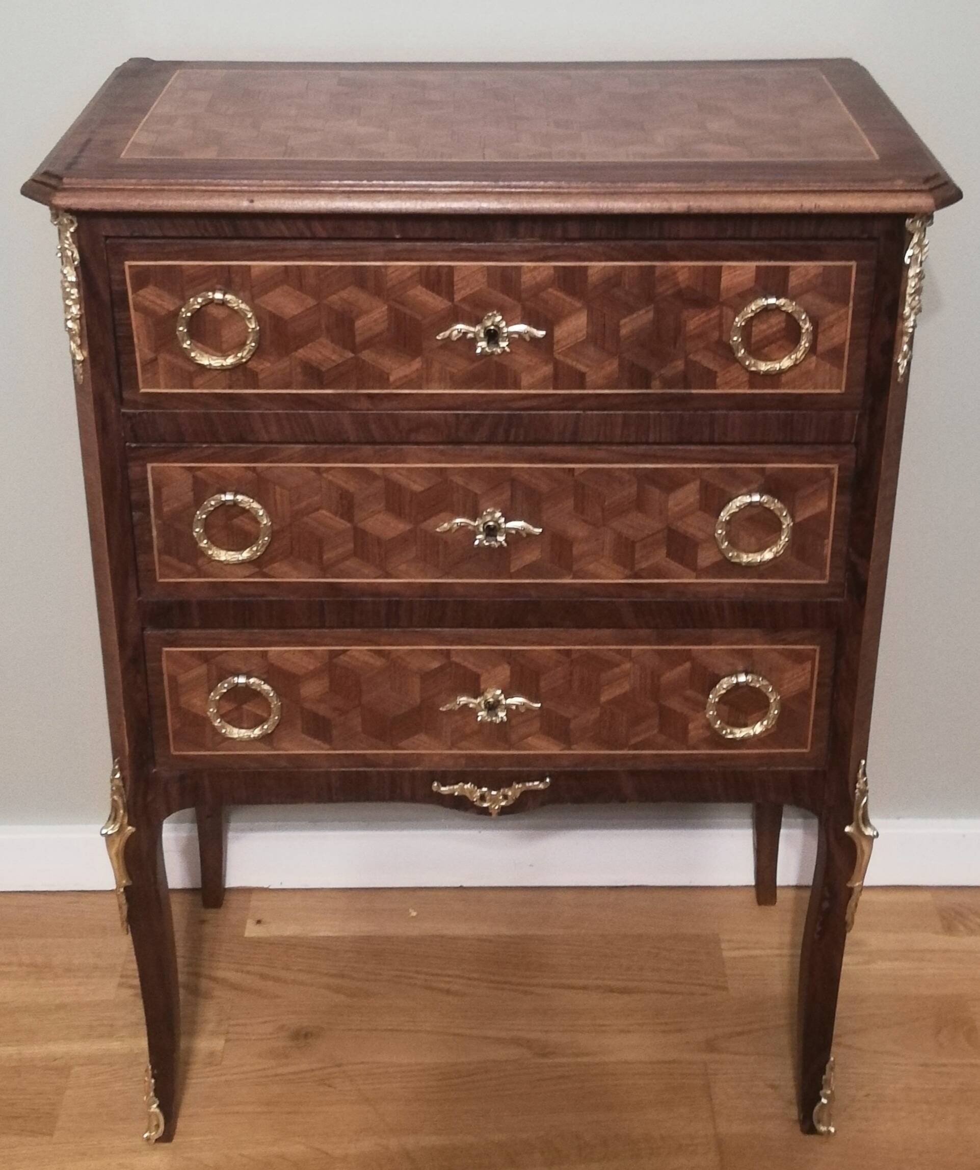 Marquetry chest of drawers
