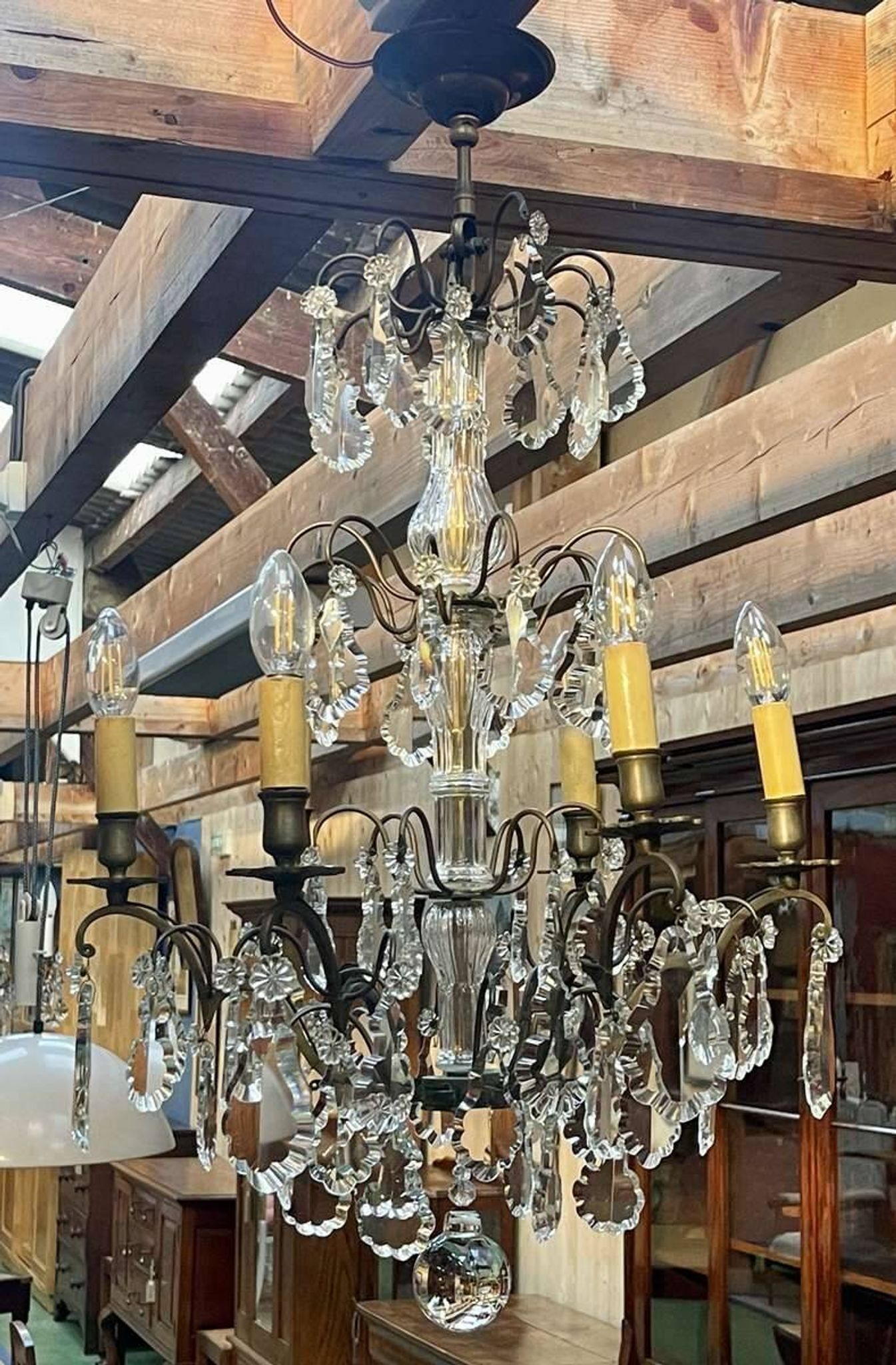 Bronze and cut crystal chandelier with 6 lights, early 20th century work.