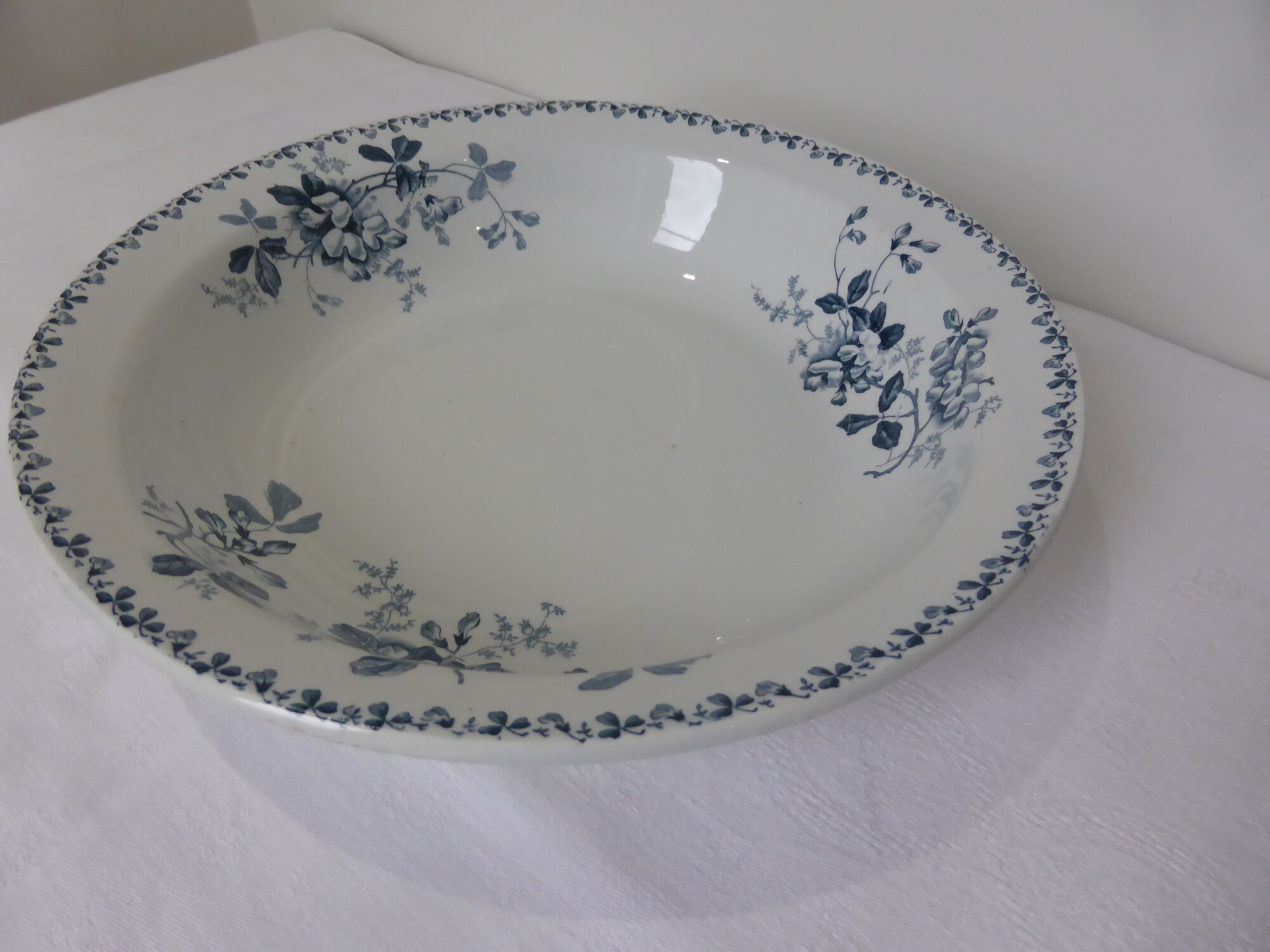 Round and hollow service dish in St Amand iron earth and Hamage model Acacia