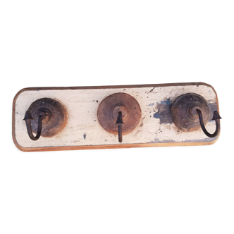 Ecru solid teak coat hook with 3 cast iron hooks