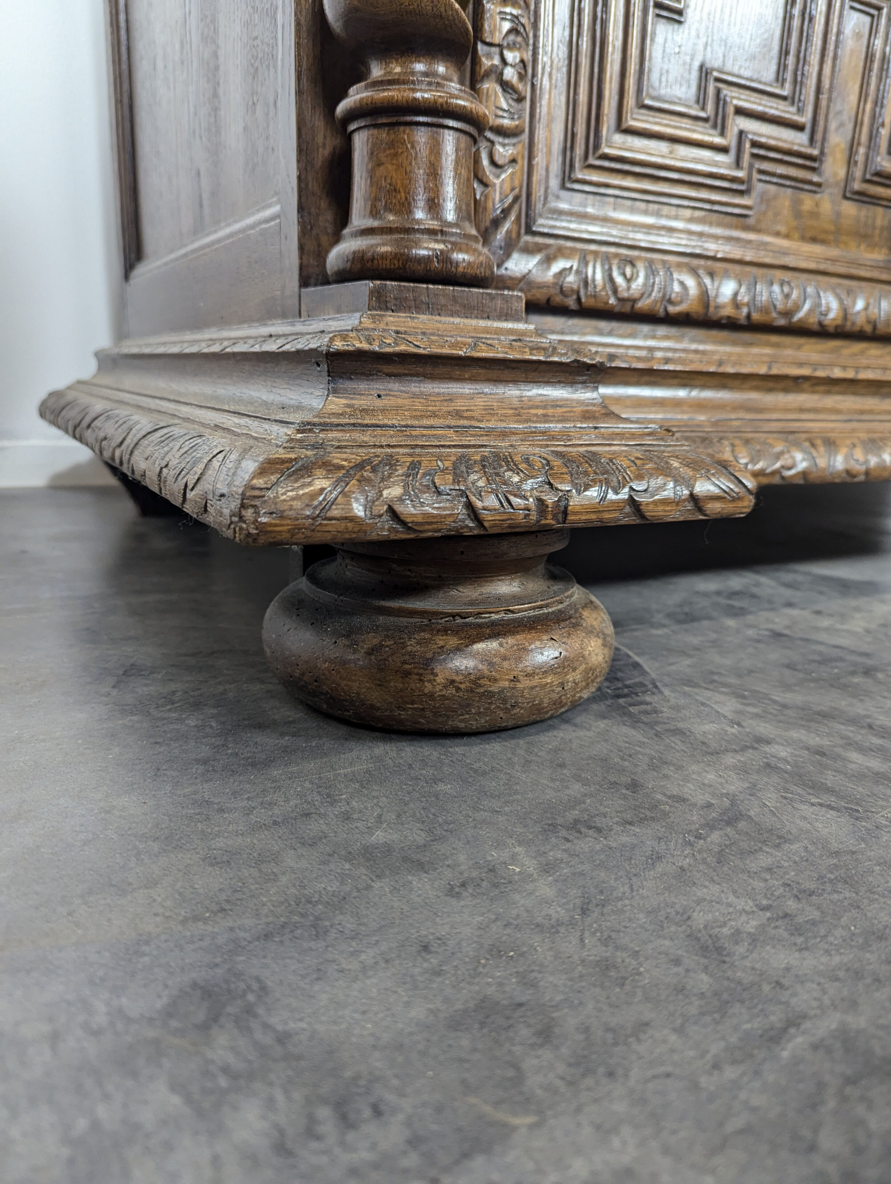 Renaissance style hunting cabinet in walnut