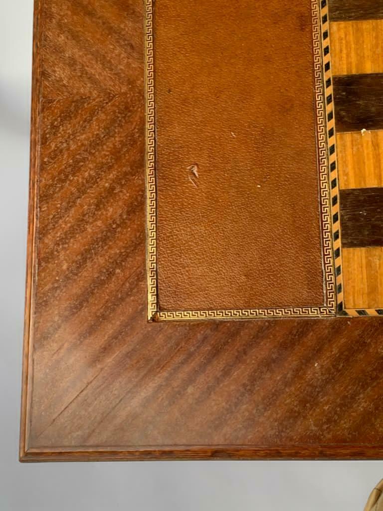 Table chess marqueterie piece sculptee bois 1930