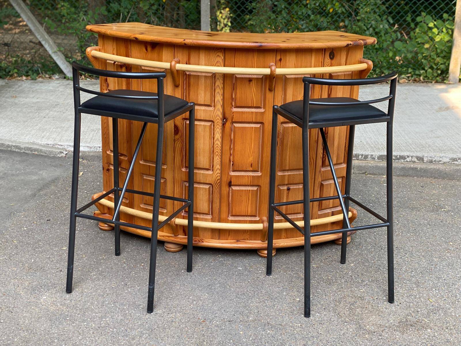 Vintage brutalist bar counter in solid wood from the 1980s.