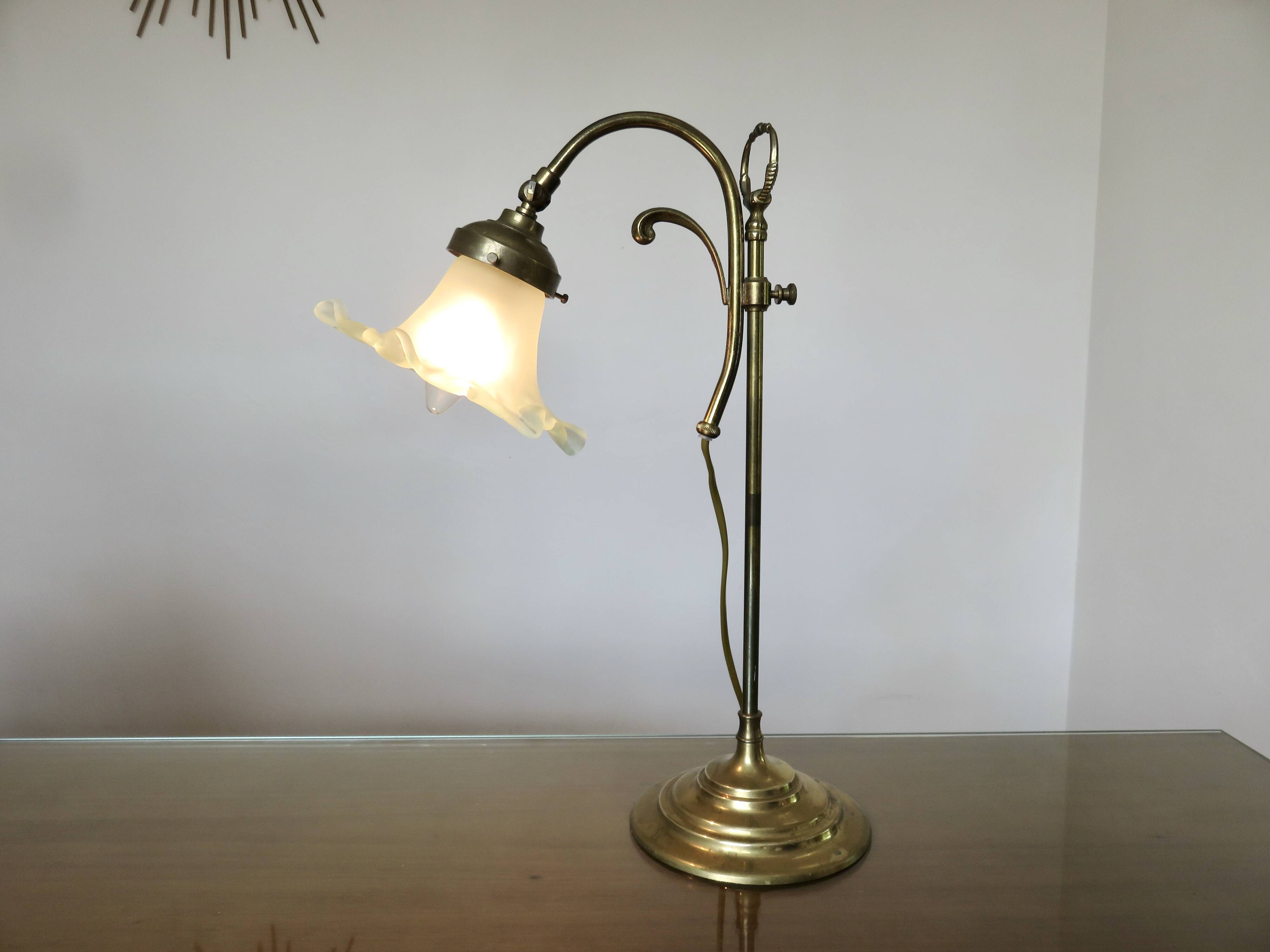 Art nouveau lamp in bronze and frosted glass tulip