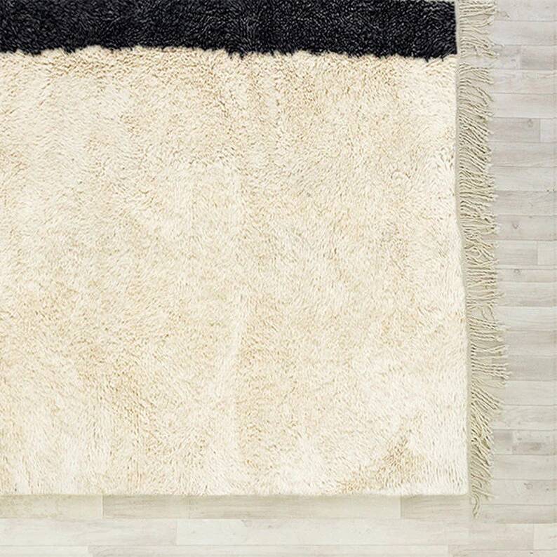 Berber rug in pure wool, handmade, 250x150 cm, made in Morocco.