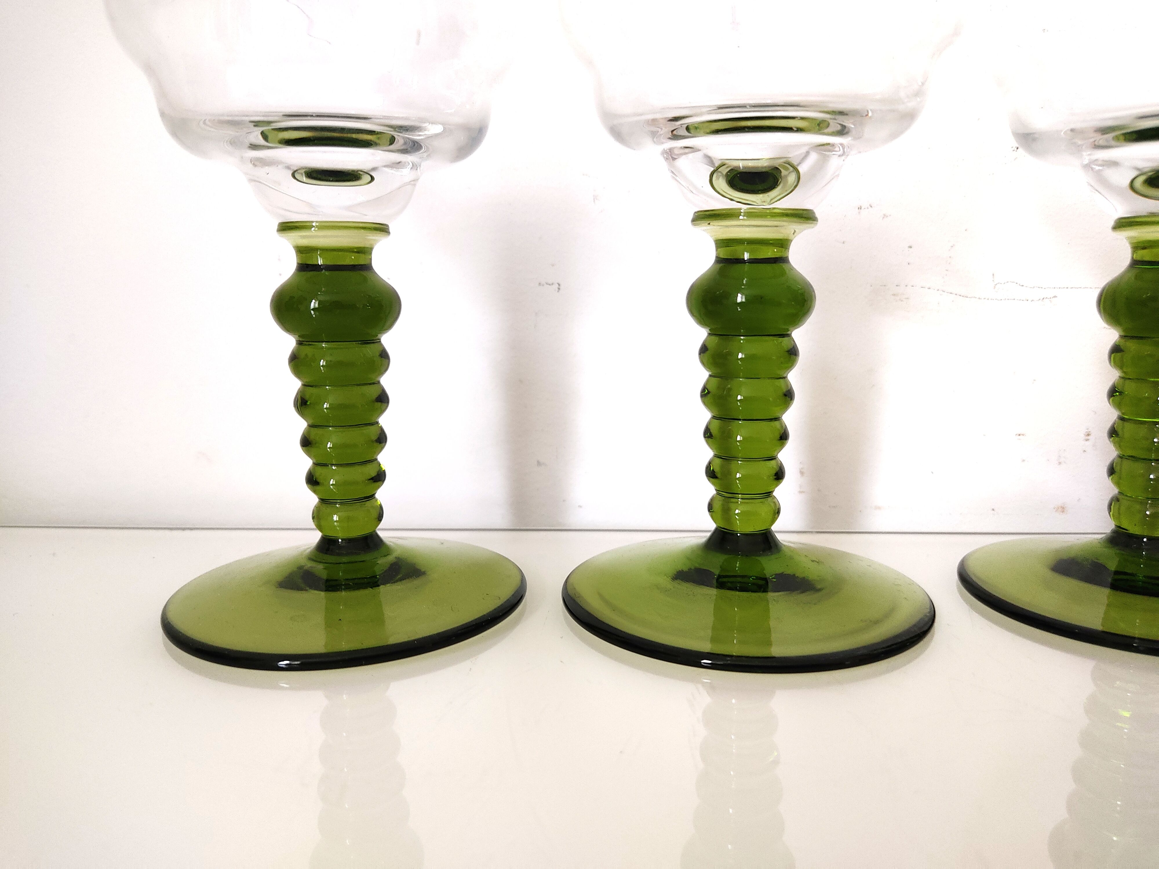 Set of 4 crystal glasses with green foot