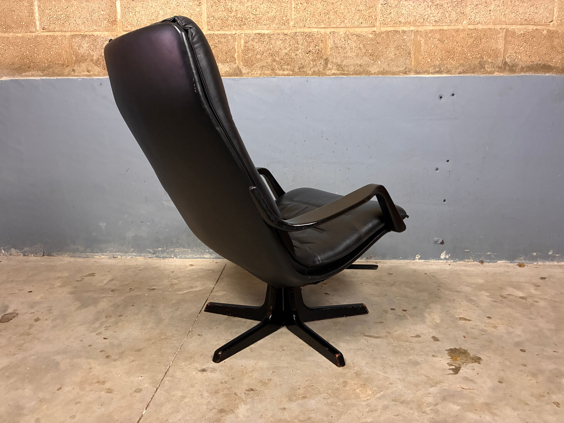 Danish Design Berg C90 Swivel armchair Leather