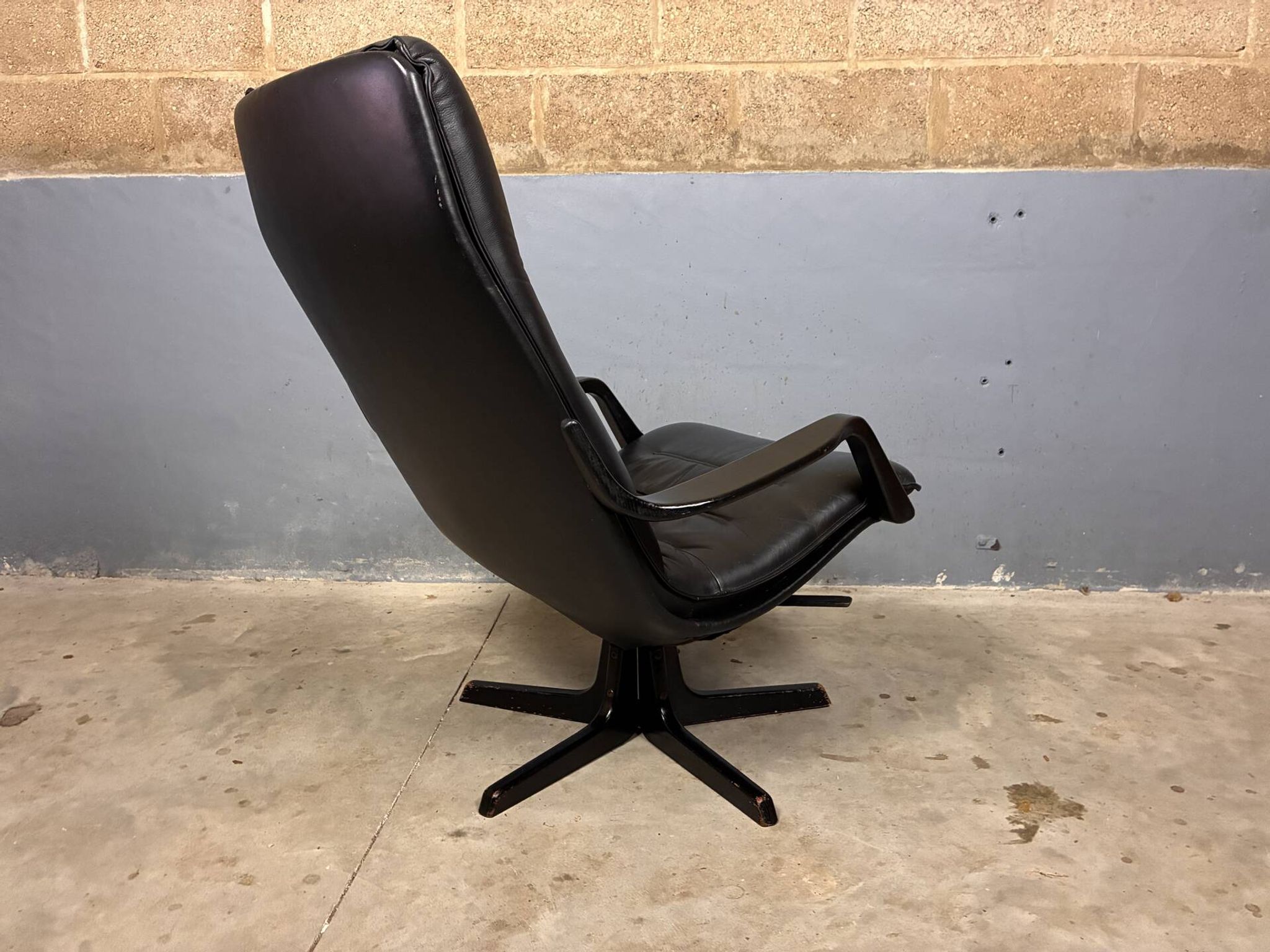 Fauteuil pivotant en cuir Danish Design Berg C90