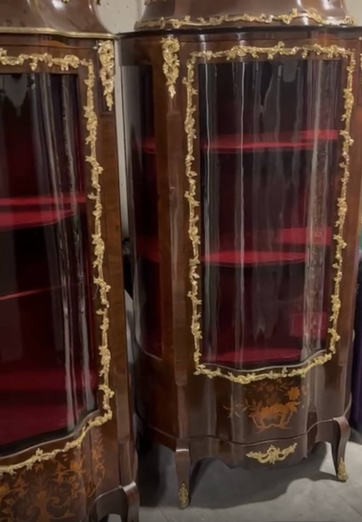 "XIXe Siècle, Napoléon III, Paire De Vitrines Aux Bronzes" Elégante paire d
