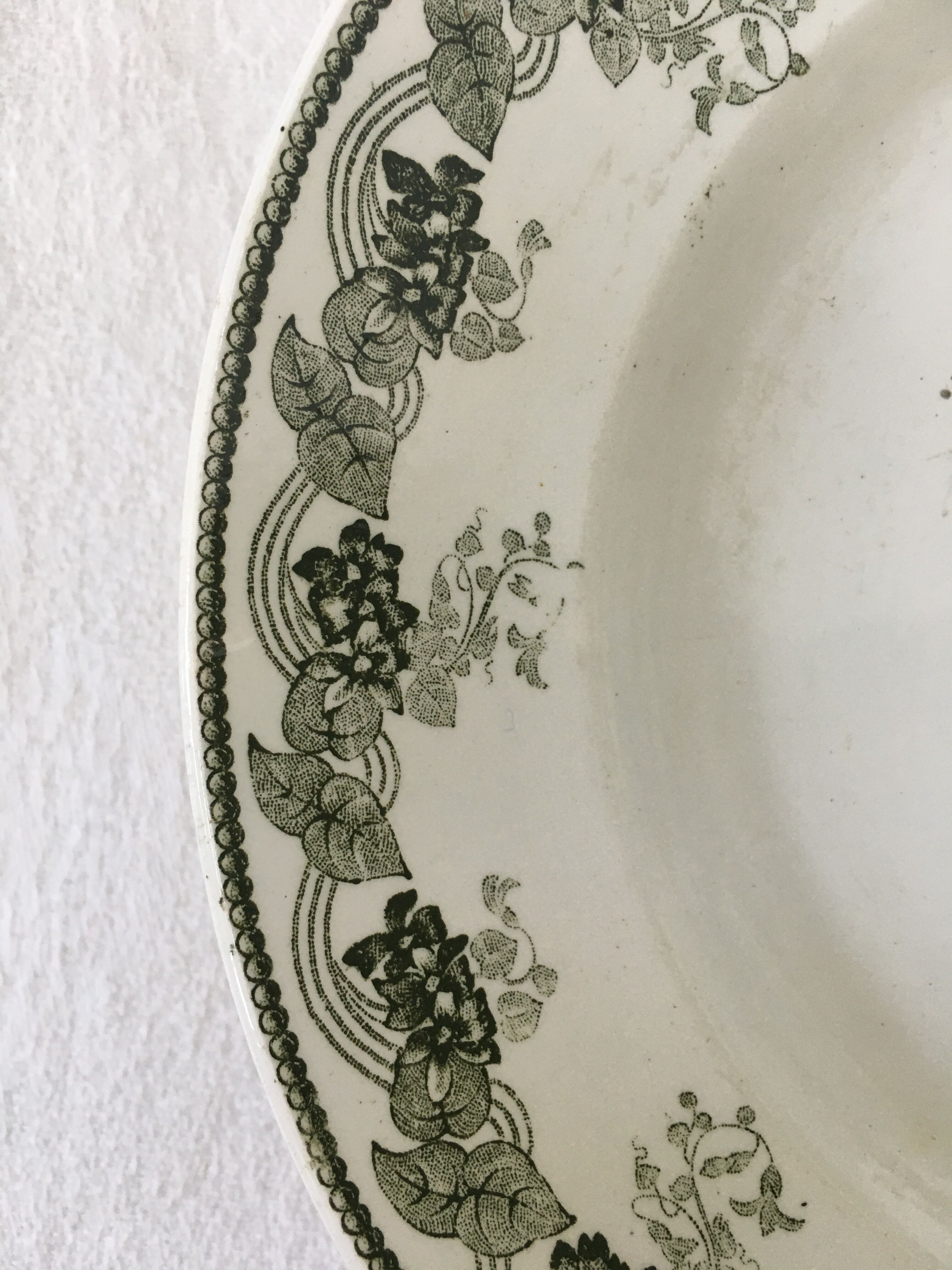 Assiette ancienne sur piedouche  Terre de Fer Modèle Violetta Moulin des Loups Hamage