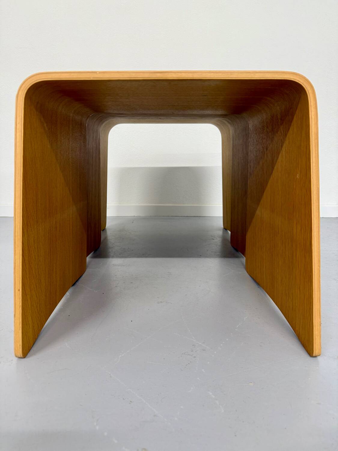 Set of 3 nesting coffee tables in thermoformed wood, 80s design
