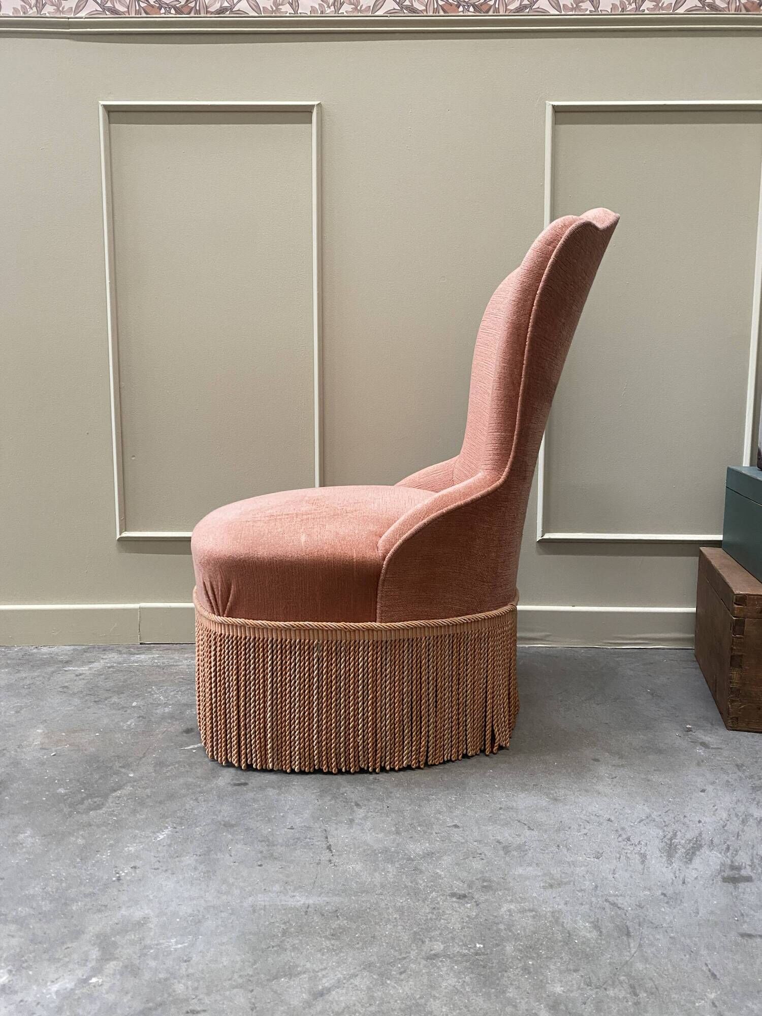 pink frog chair