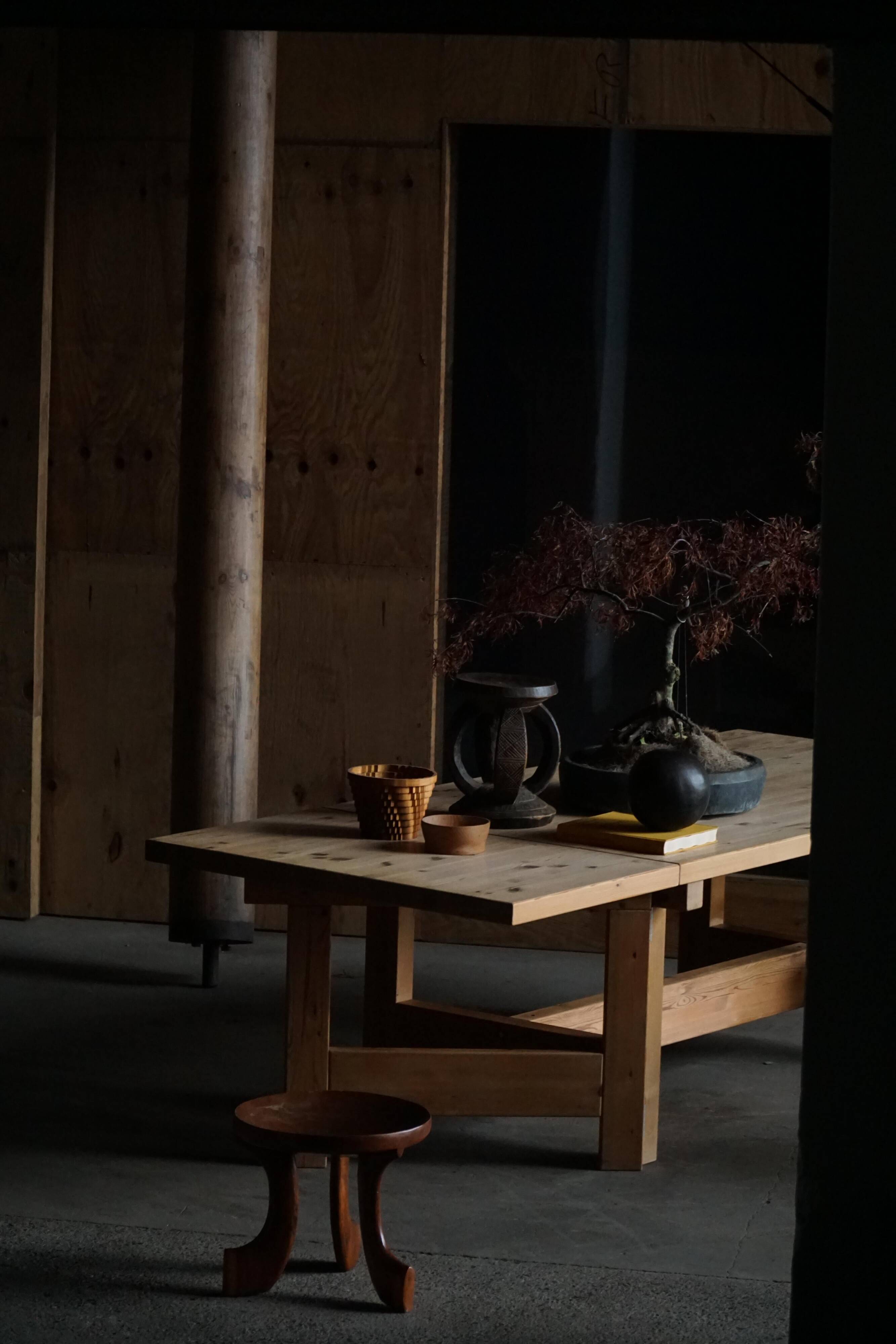 Modern Danish brutalist extendable dining table in pine, Tage Poulsen, 1970s.