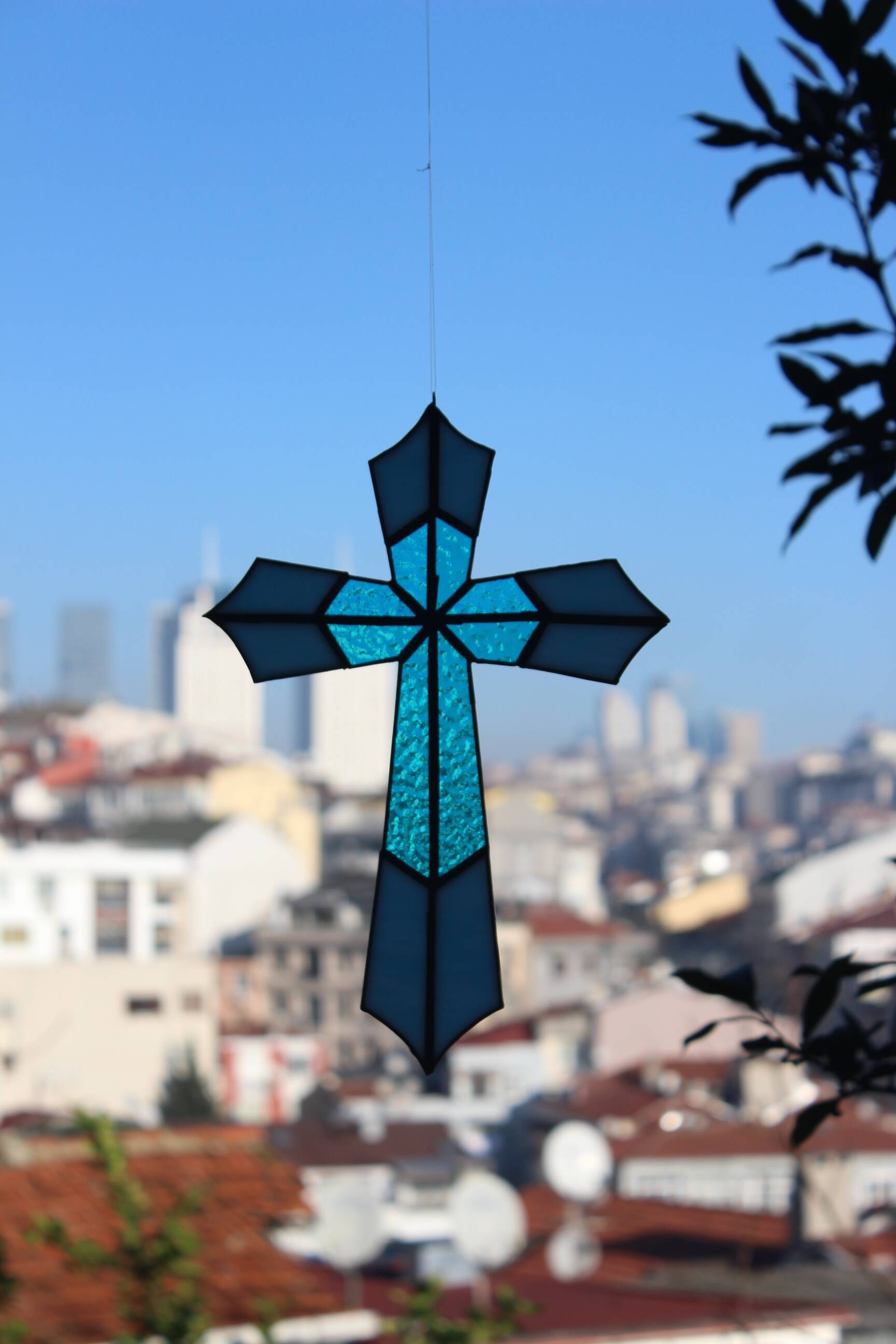 Vitrail Artisanal Croix – Verre Coloré Bleu – 40 × 50 cm – Pièce Unique