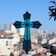 Vitrail Artisanal Croix – Verre Coloré Bleu – 40 × 50 cm – Pièce Unique
