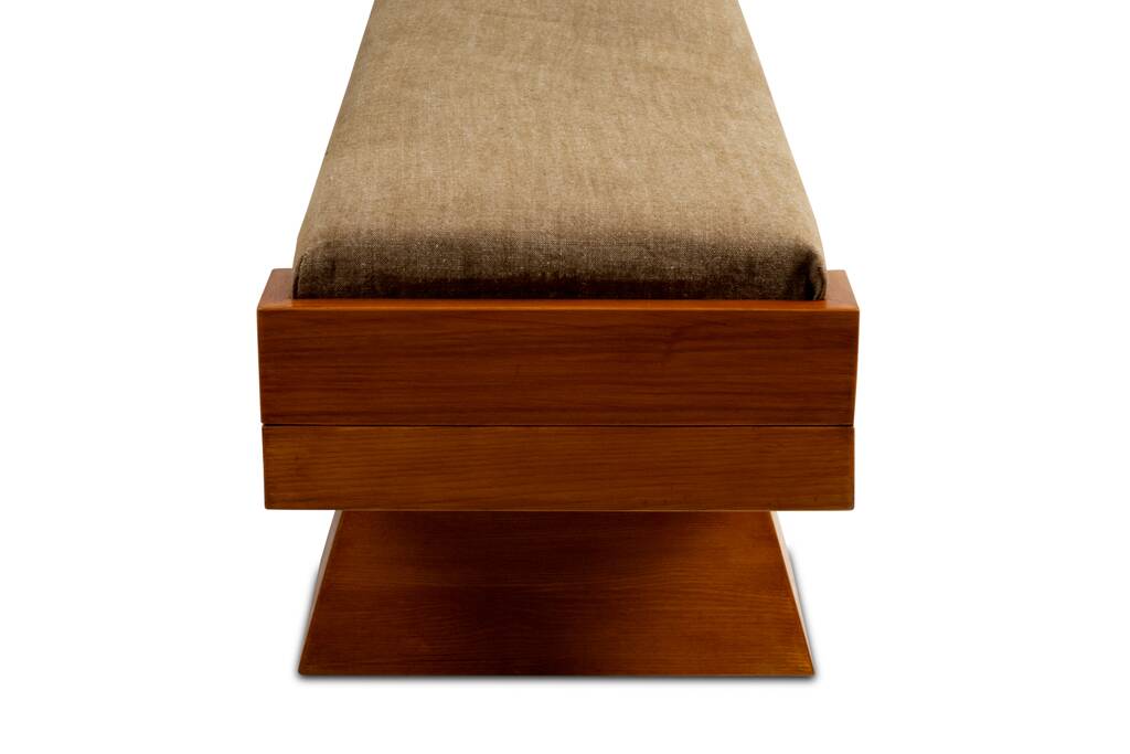 Banquette en frêne et velours de mohair vert. Contemporain