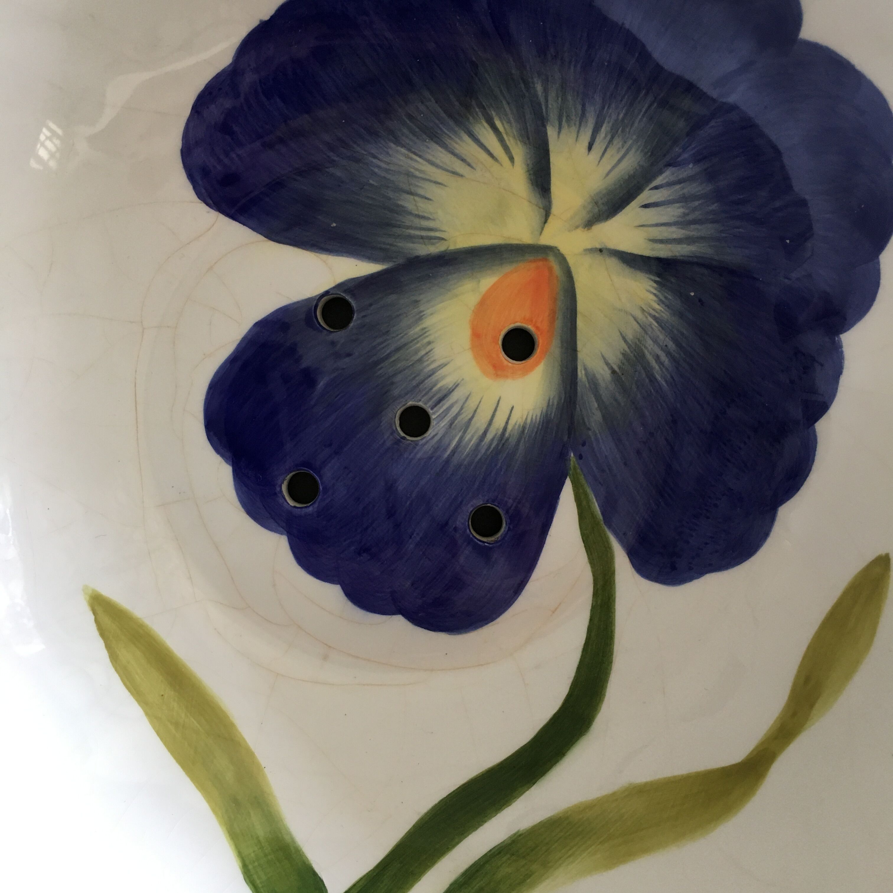 Iris-decorated salad bowl with drainer