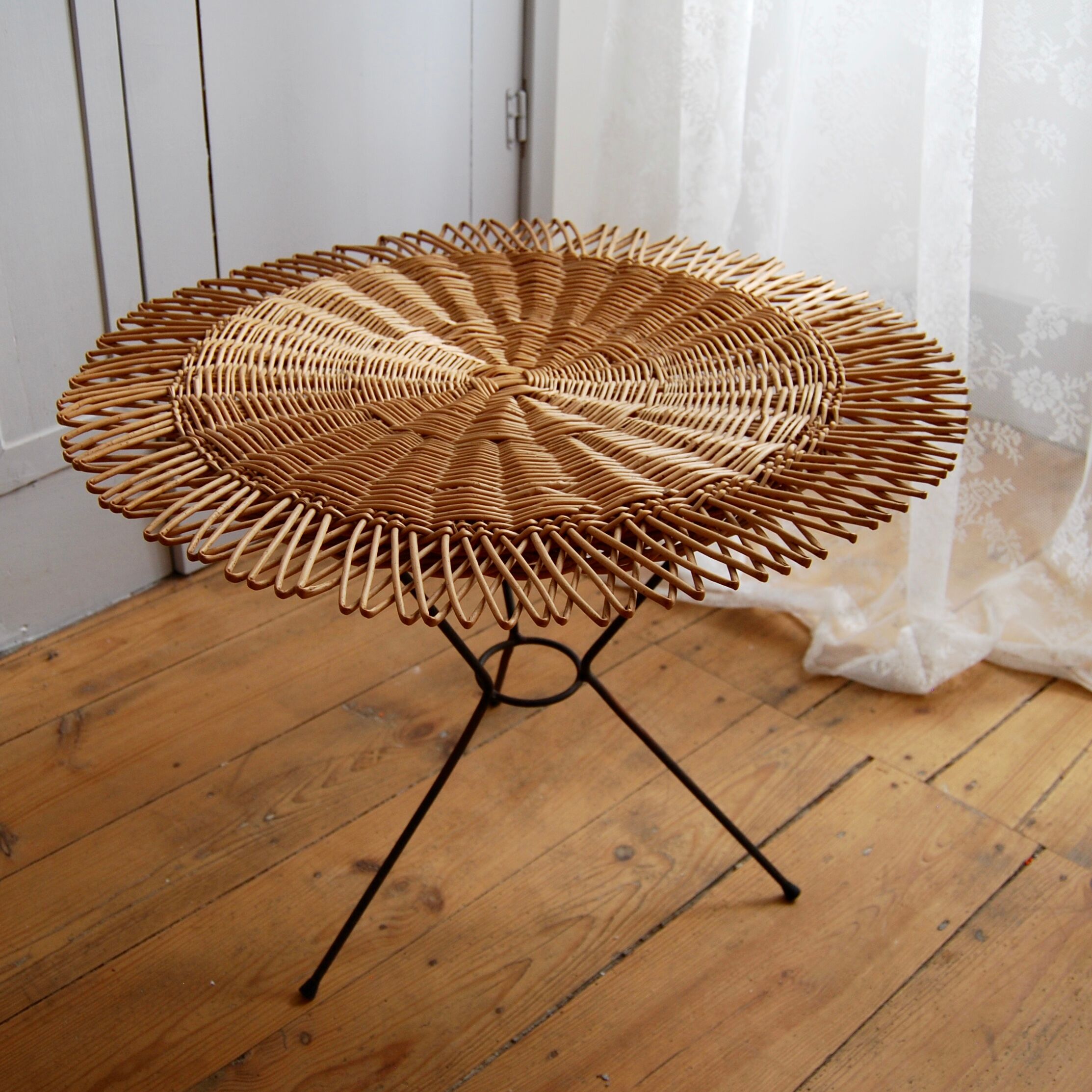 Table tripode en rotin