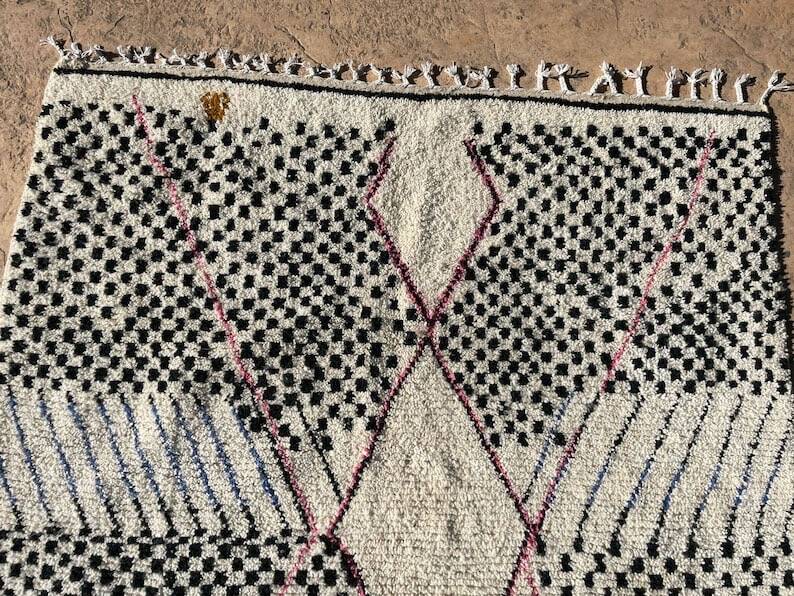 Magnificent Berber rug made of natural wool, traditionally handwoven.