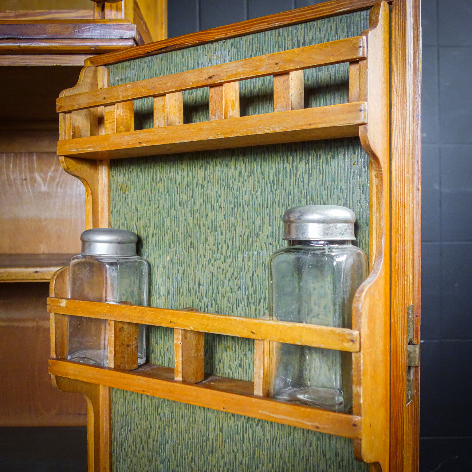 Armoire de cuisine vintage années 1950