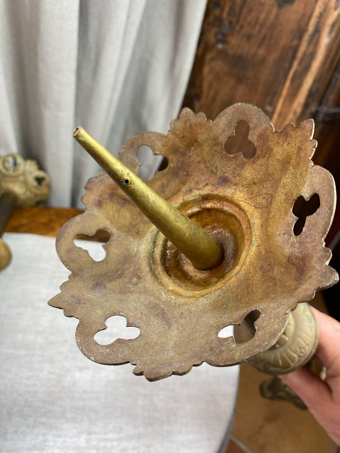 Paire de piques-cierges d’église en bronze et laiton