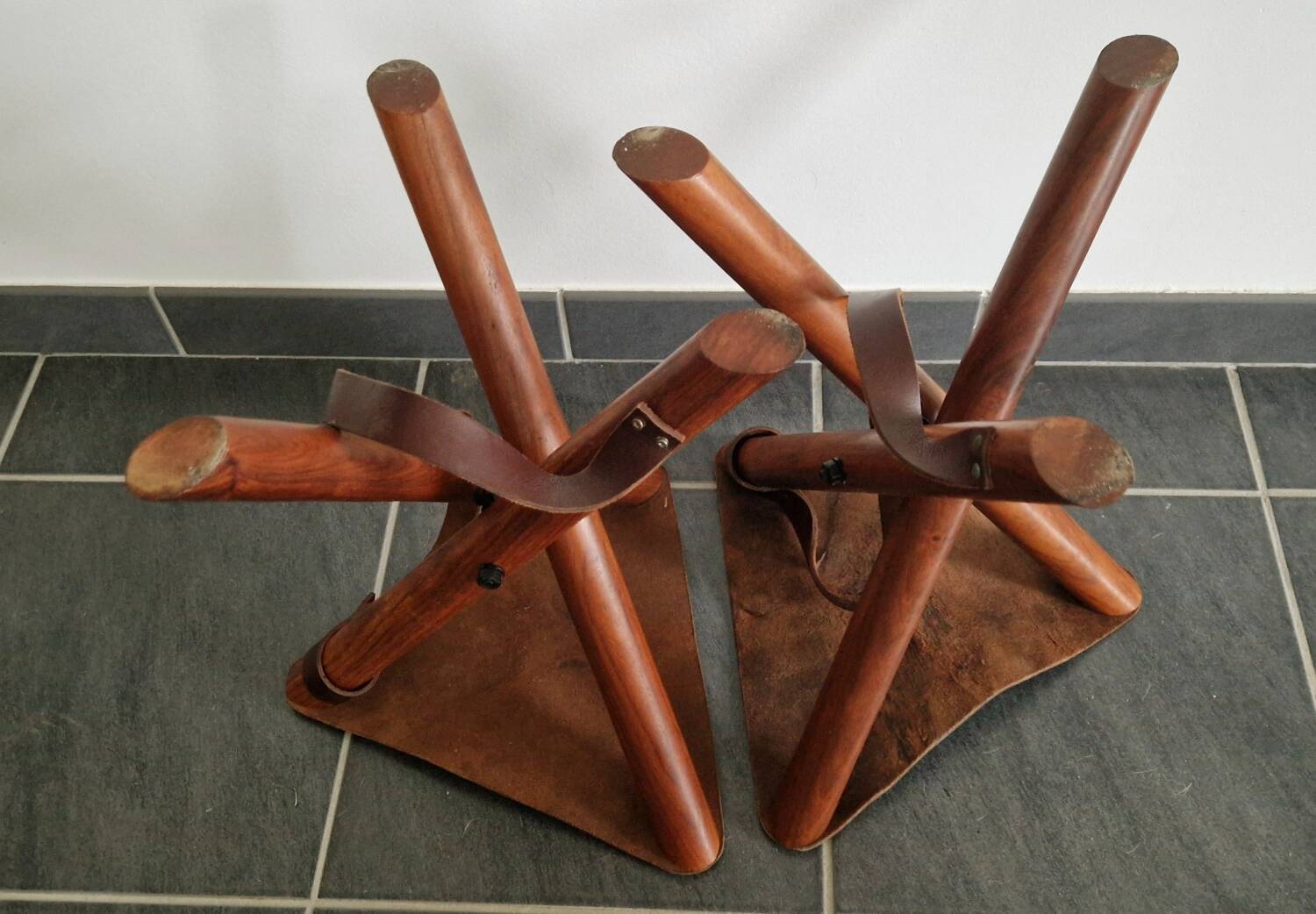 Ensemble de tabourets tripode teck et cuir