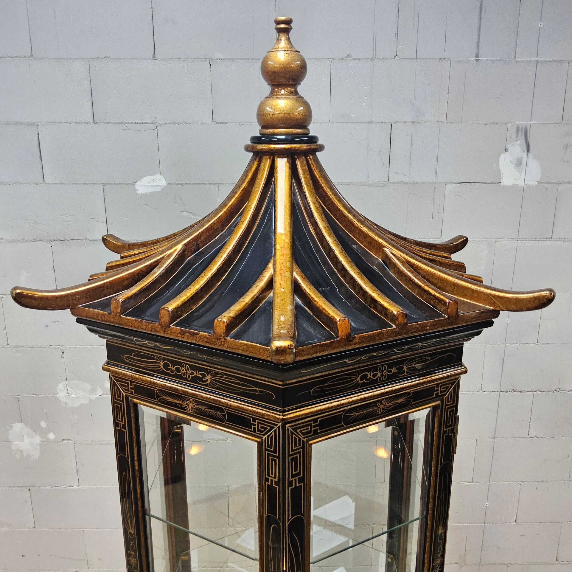 Vitrine chinoise avec toit en pagode et éclairage (asiatique)
