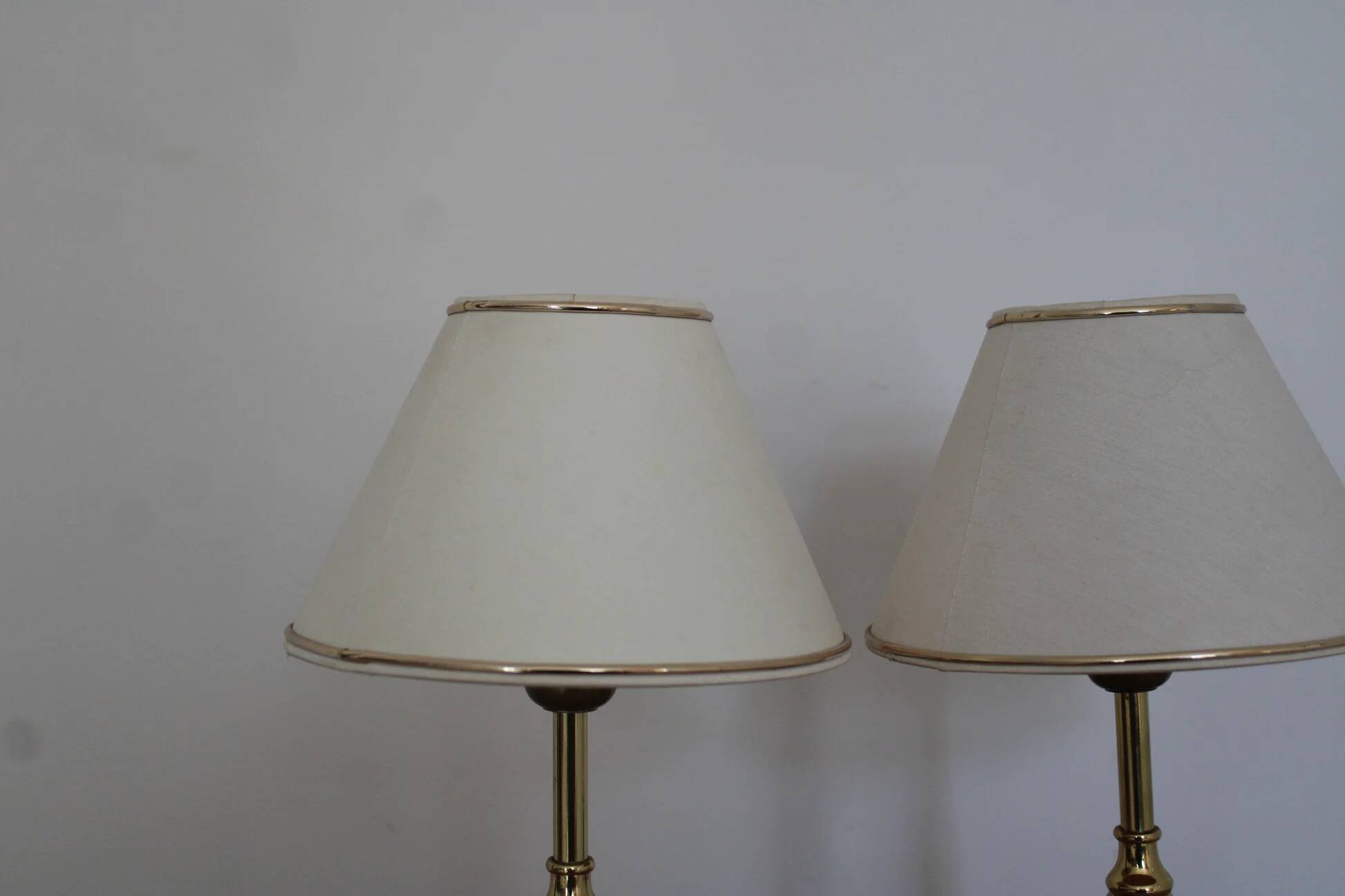 Pair of blue and gold bedside lamps with cream shades – H38 cm