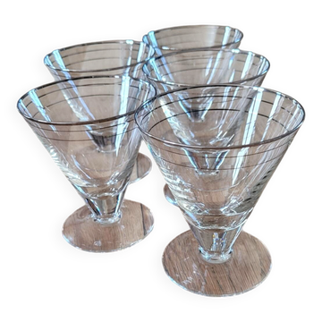 5 stemmed glasses