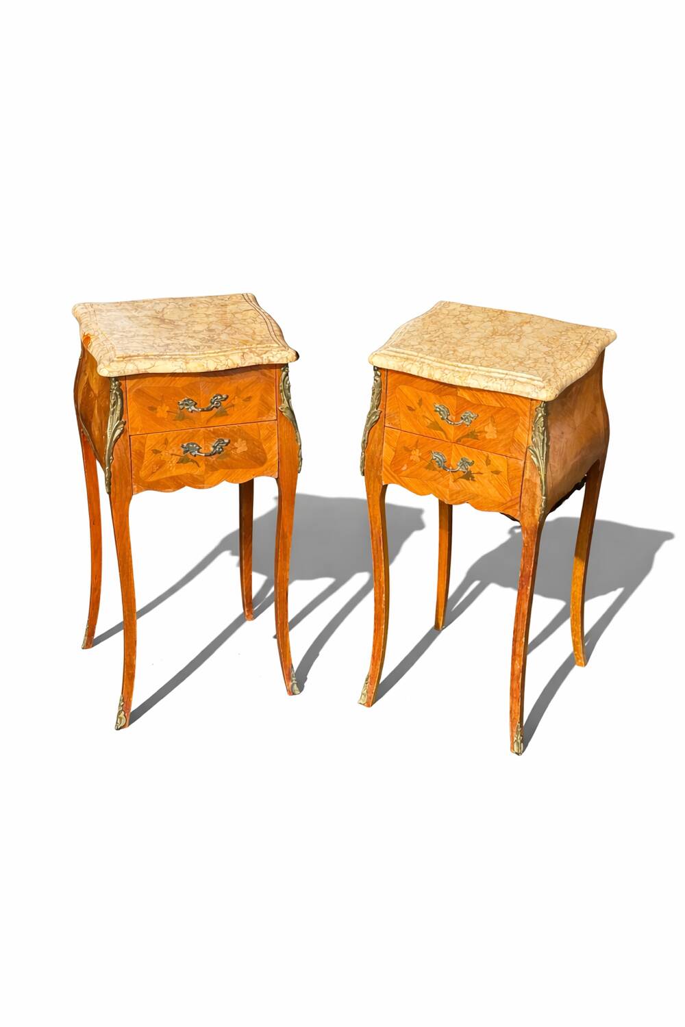 Paire de tables de chevet de style Louis XV avec plateau en marbre et marqueterie en noyer.
