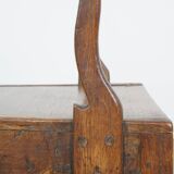 Fauteuil ancien en chêne anglais du XVIIIe siècle avec accoudoirs et ornement