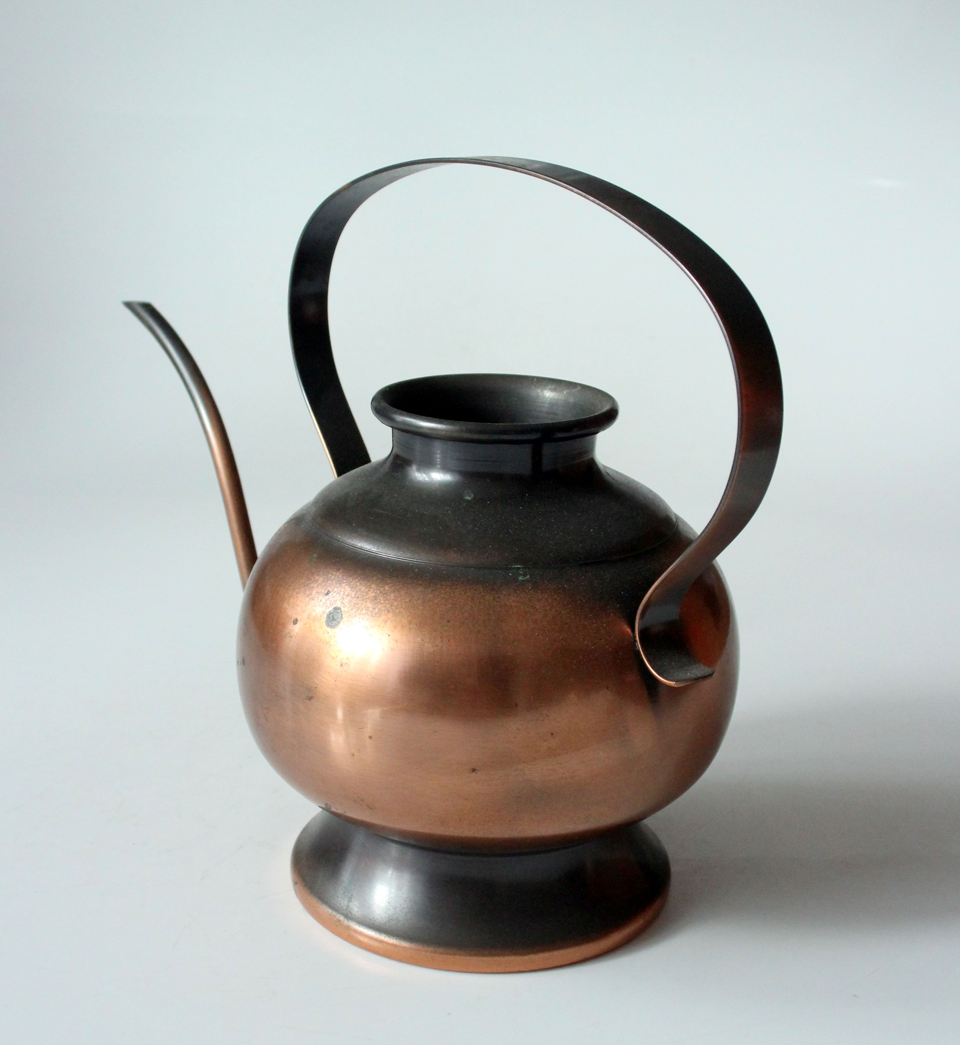 Copper and brass watering can, vintage from the 1960s, the can does NOT loose water