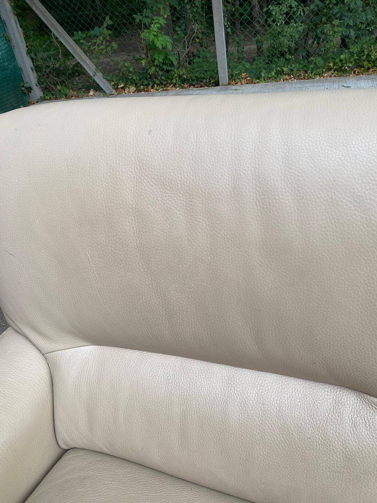 2/3-seater sofa in genuine beige leather by Roche Bobois. Very good condition, great comfort.
