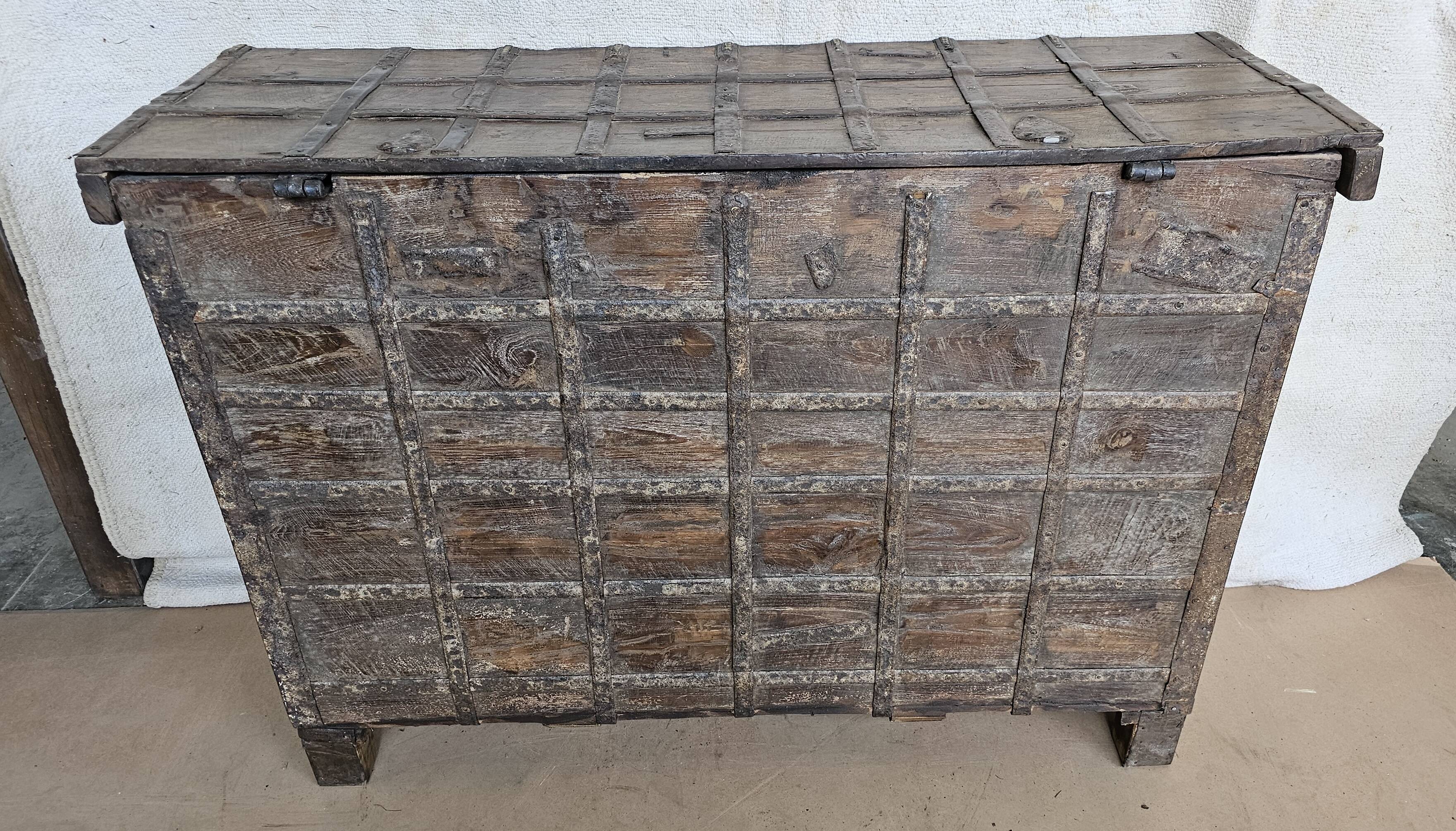 Old chest - dowry console from Bikaner in teak and wrought iron