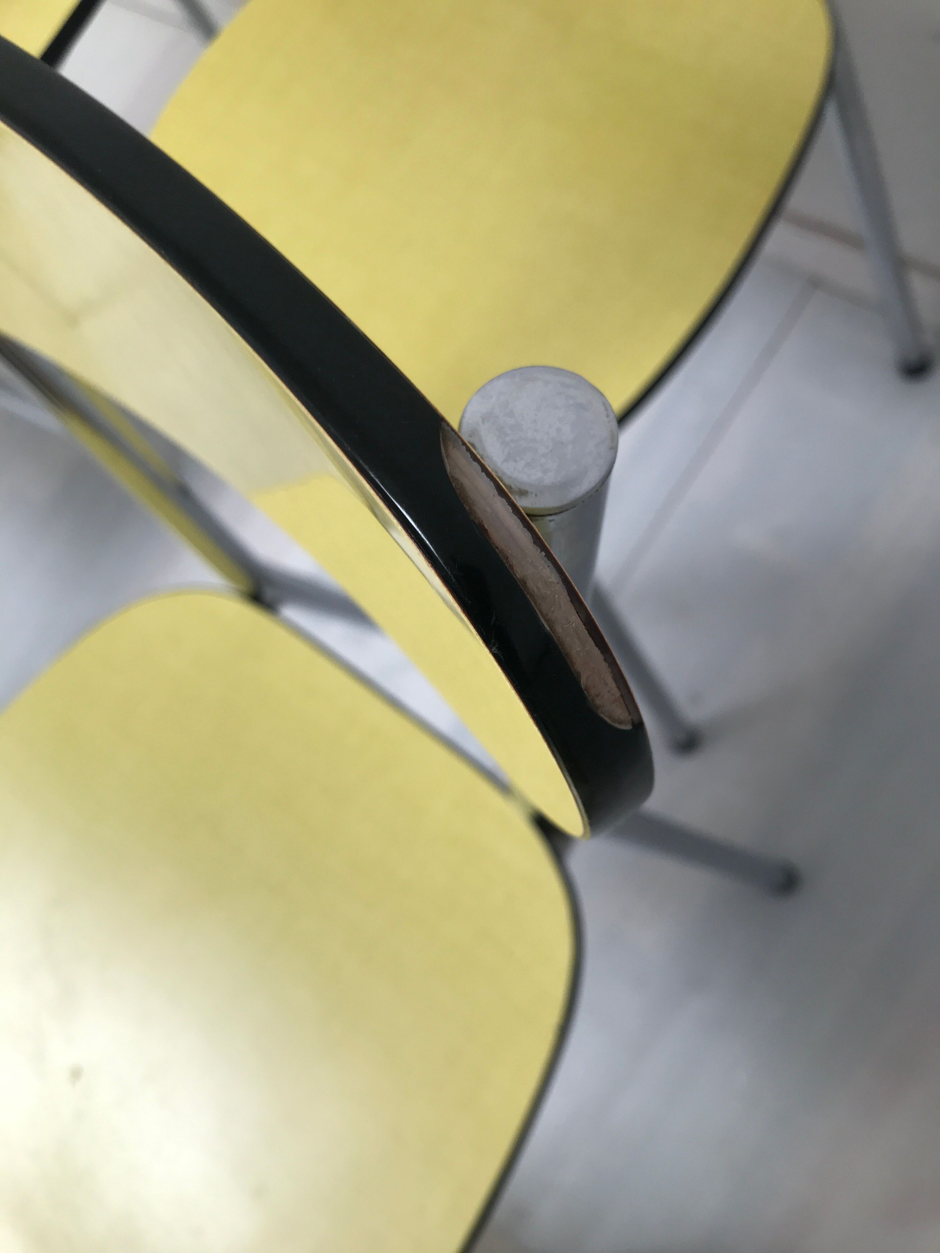 Table en formica jaune moutarde  des années 50- 60